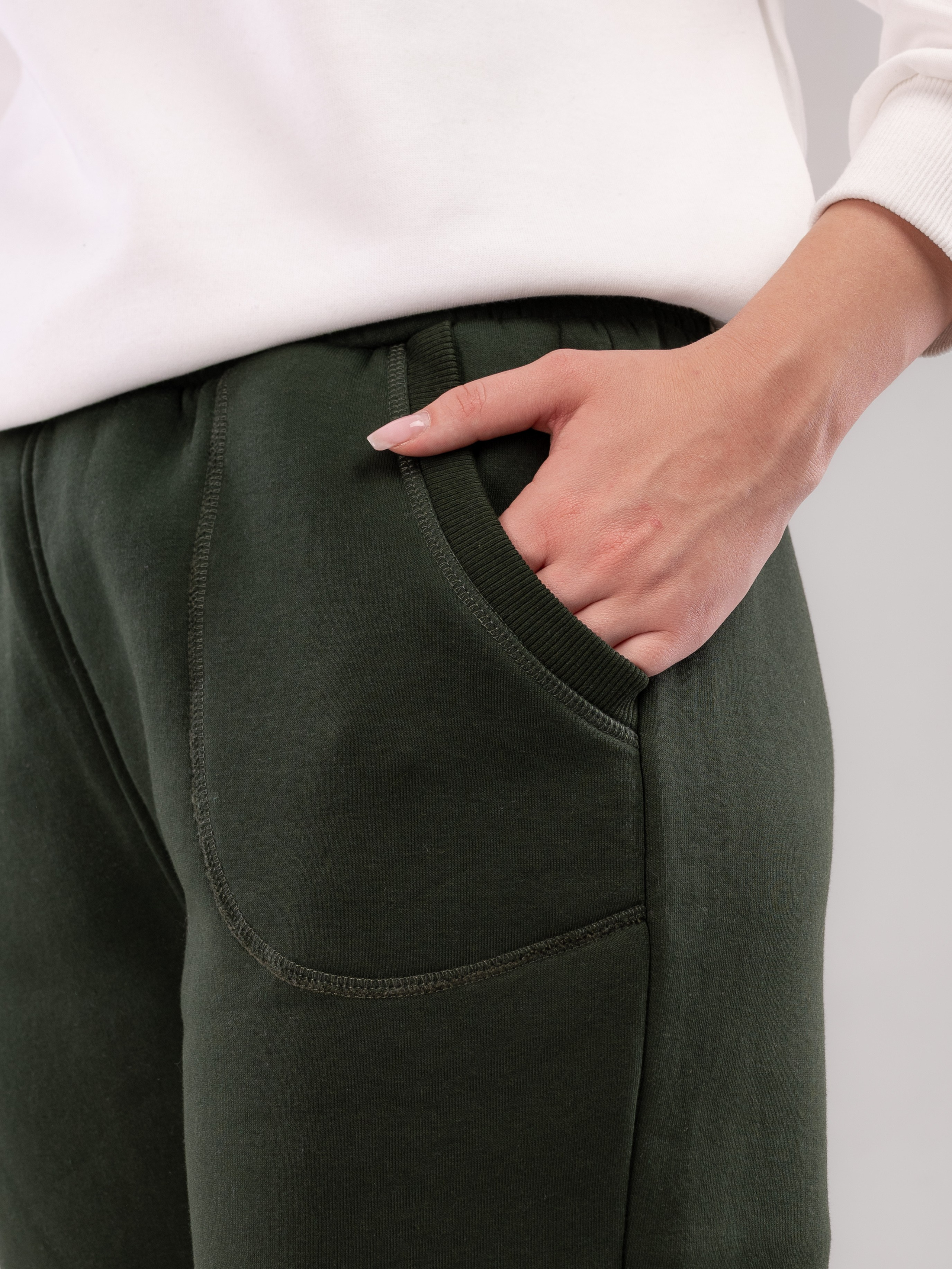 Спортивные костюмы и брюки с большой палитрой цветов!. Предметный фотограф, фото для маркетплейсов Пятигорск, КМВ