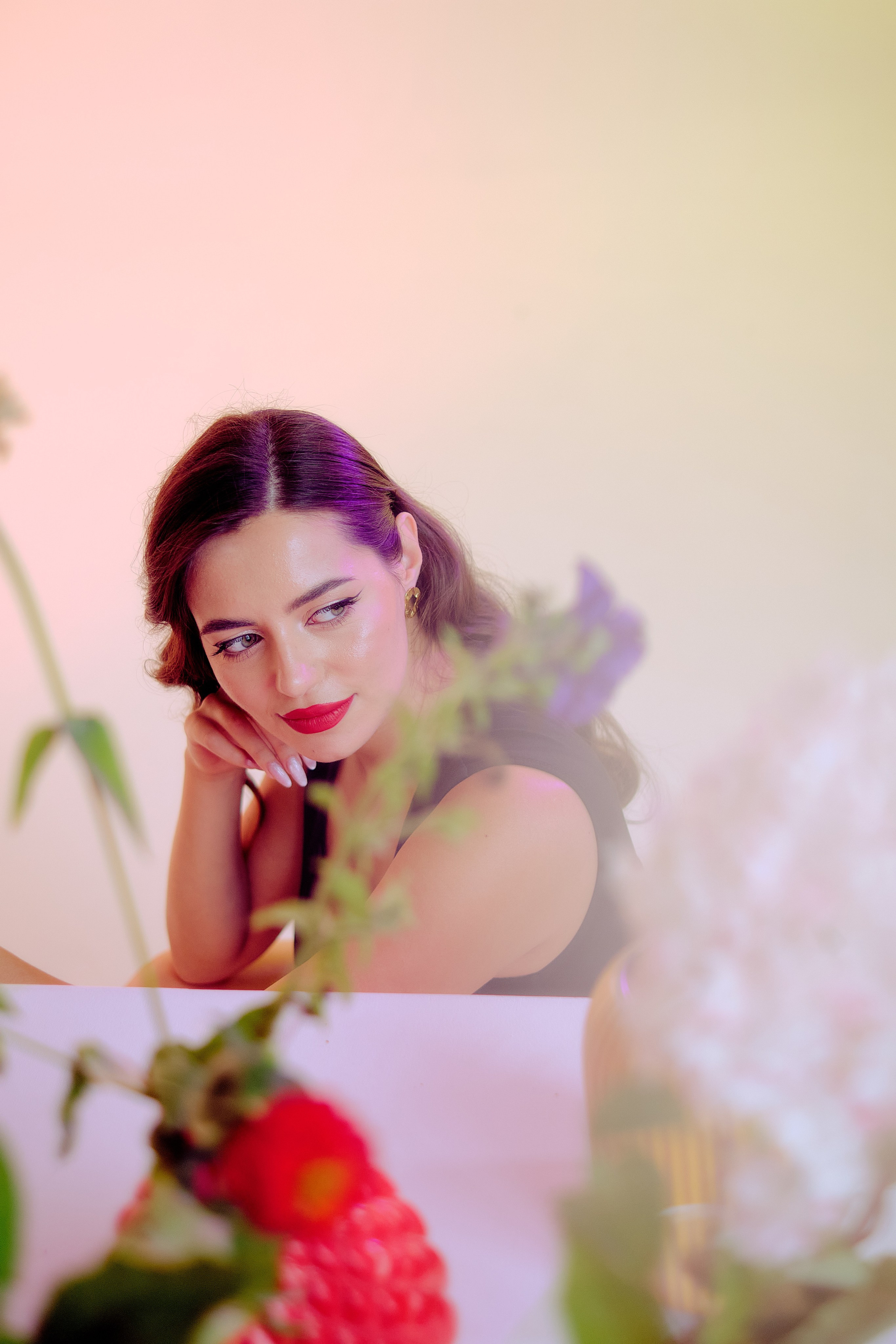 Индивидуальная фотосессия с цветами в студии. Портретный, семейный фотограф в Твери Жданова Татьяна tatzhdanov Таня