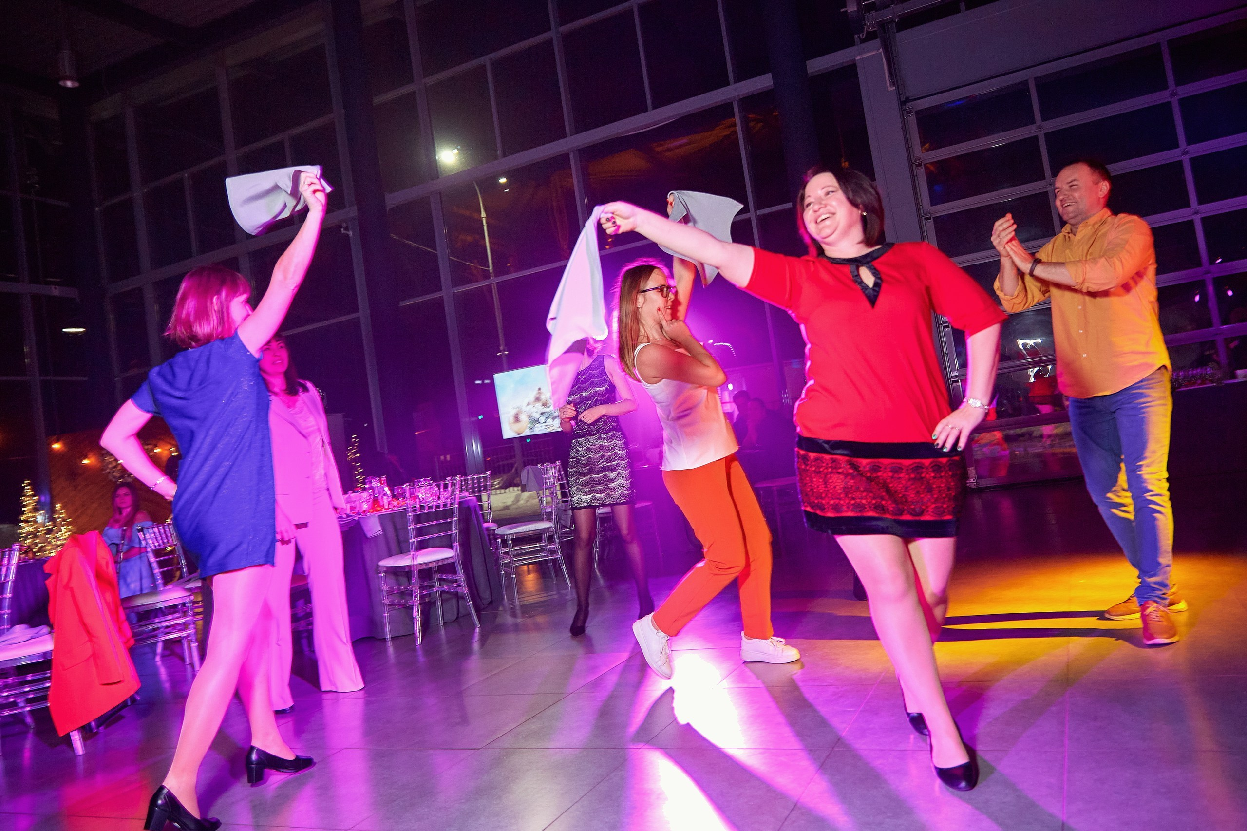 Транс-Инвест / Новогодний корпоратив на территории автосалона. Антон Артюшин, портретный фотограф. Москва