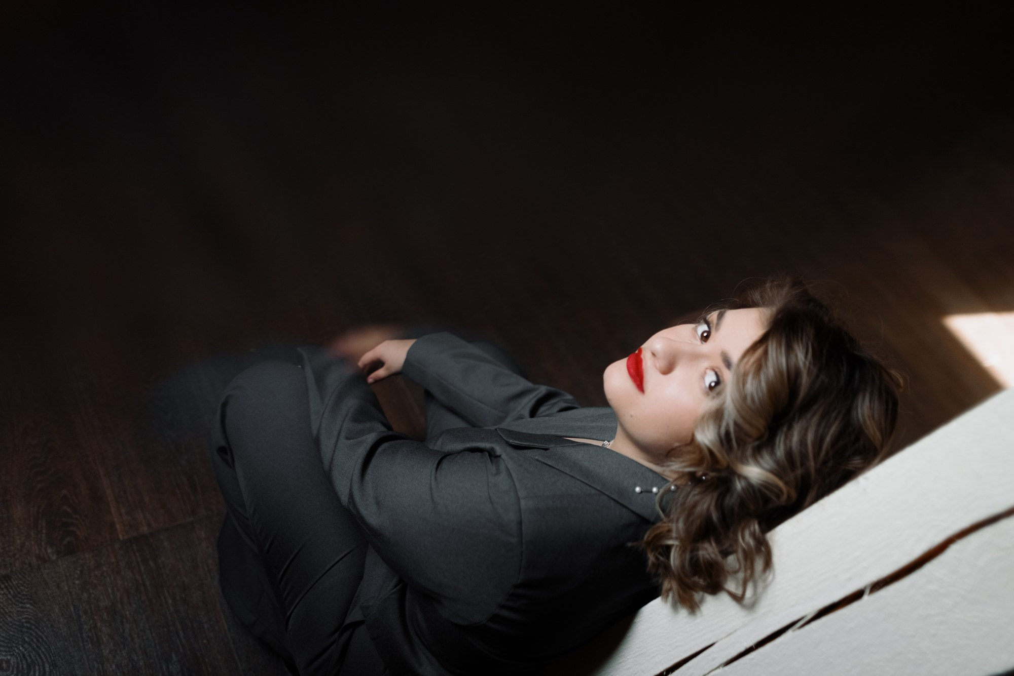 Кинематографичный портрет в Тюмени | Арт-фотосессия с красным светом. Портретный фотограф Тюмень Дарья Мустафина