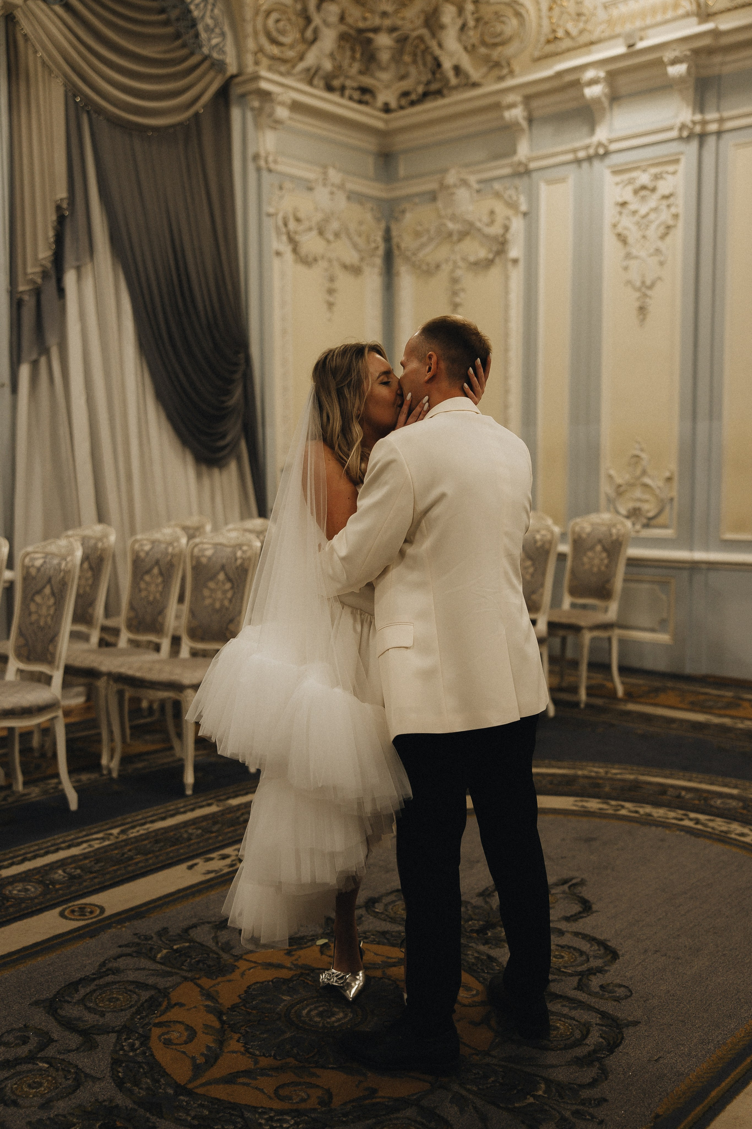 Когда я впервые увидел тебя, этот смех, ты мне напомнила по-моему сразу всех. Свадебный фотограф в Санкт-Петербурге Баженова Алина