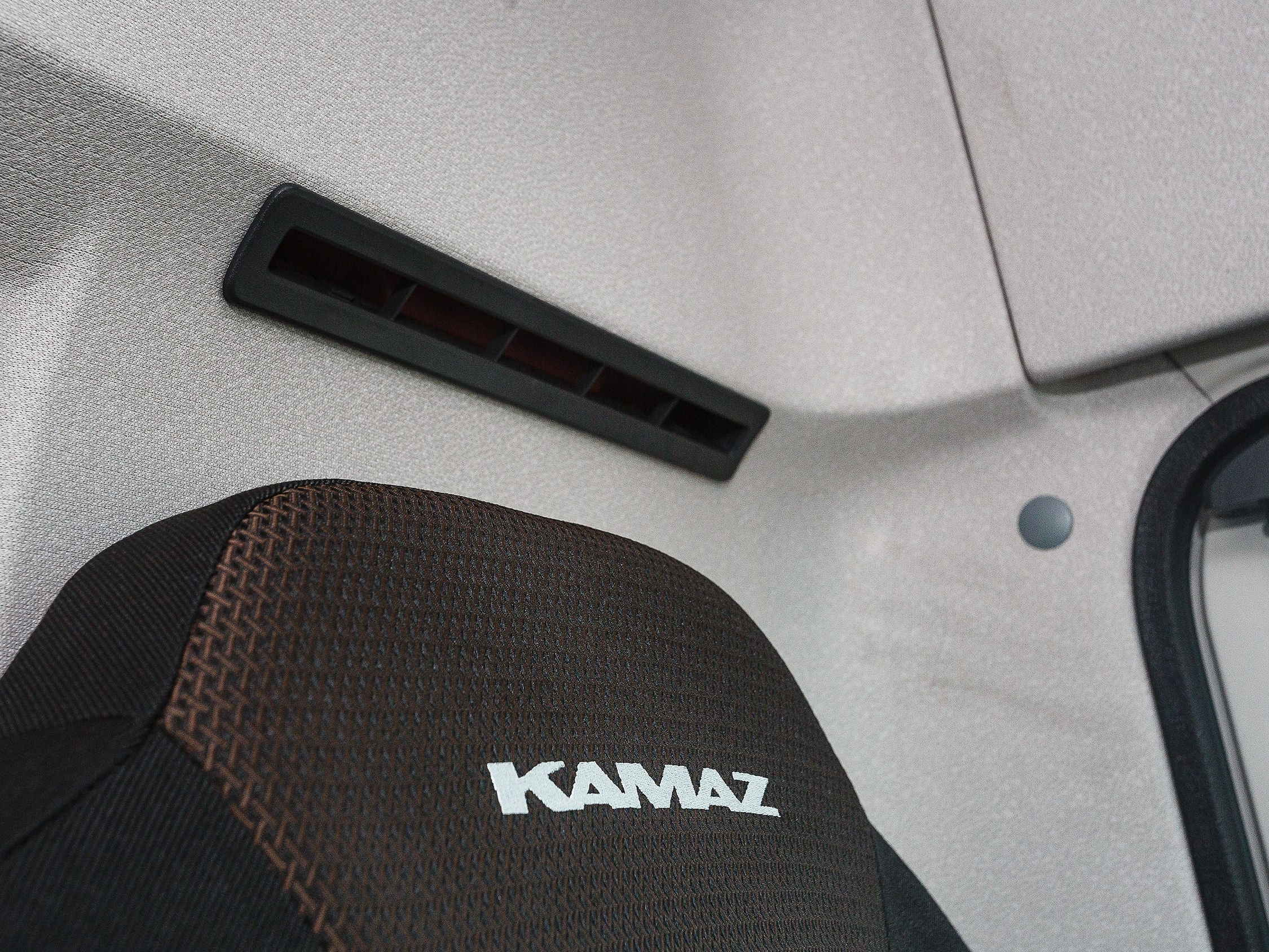 Профессиональная съёмка легковых автомобилей и большегрузов для продажи и контента. Выездная фотосессия спецтехники в Санкт-Петербурге. Репортажный фотограф Сергей Пушкин в СПб. Промышленная фотосъёмка авто. Фотограф для дилеров и производителей. 