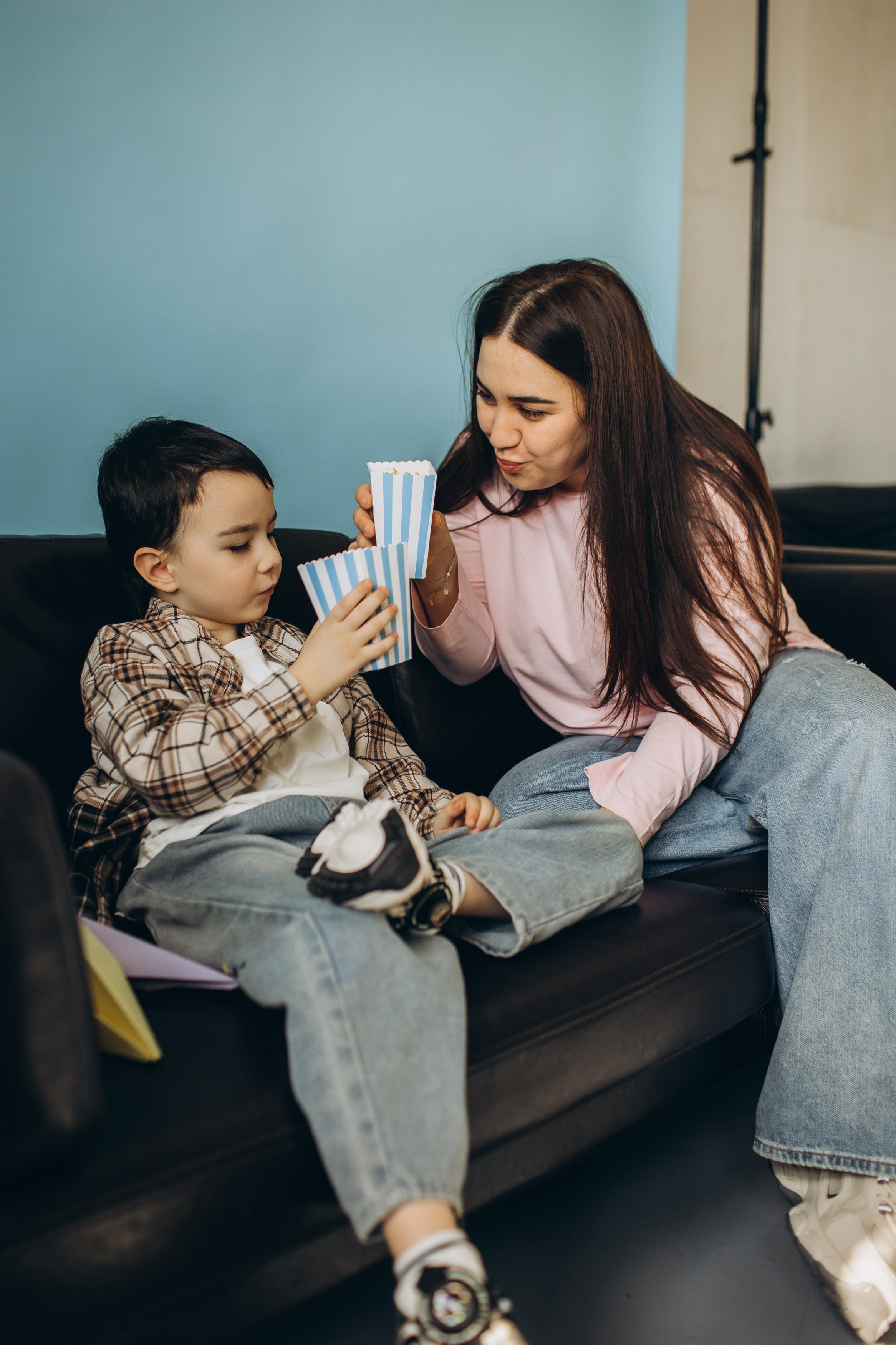 Фотосессия с попкорном фотосессия мама и сын. Фотограф Владимир Москва