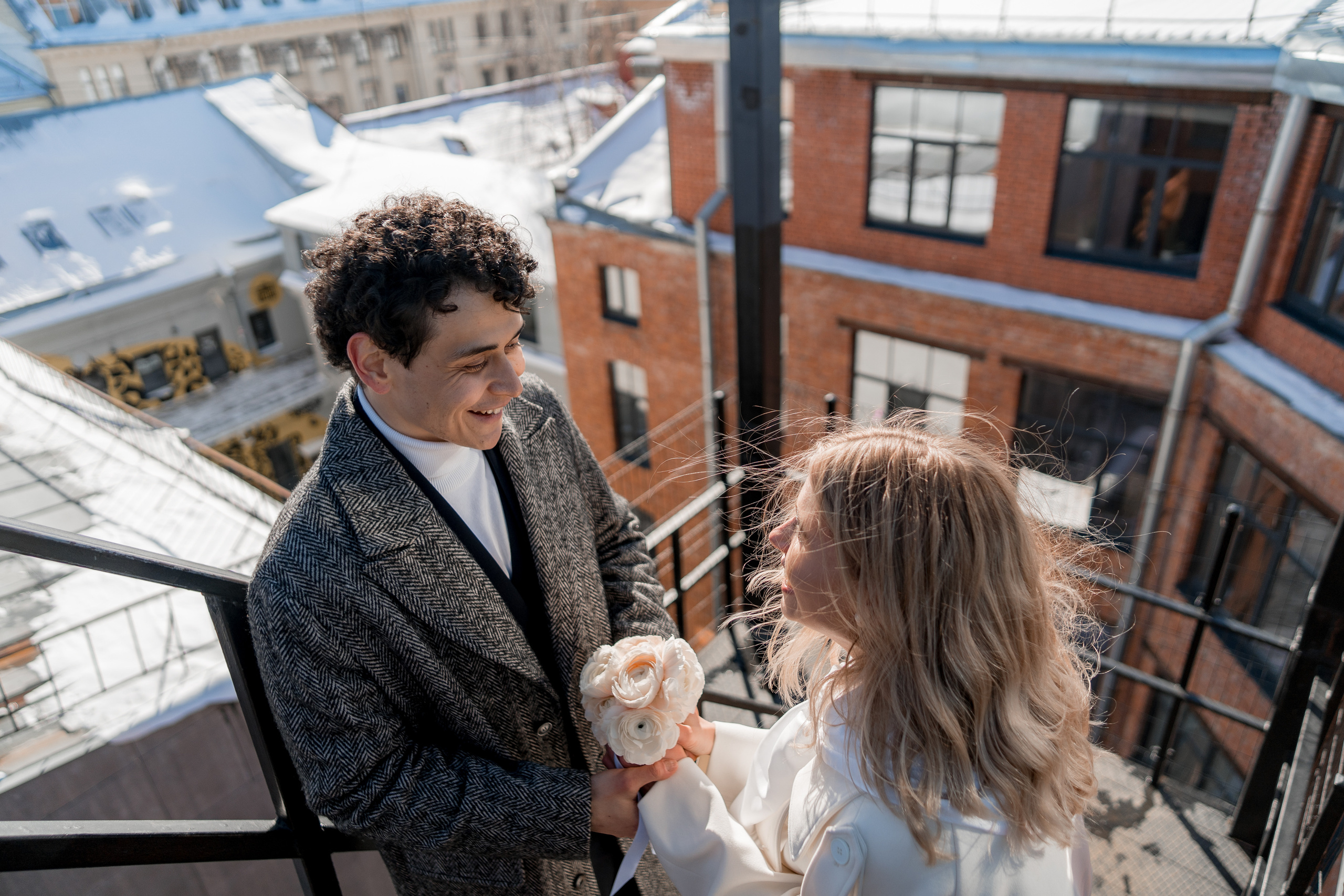 Молодая смотрит друг на друга на железной лестнице в Санкт-Петербурге