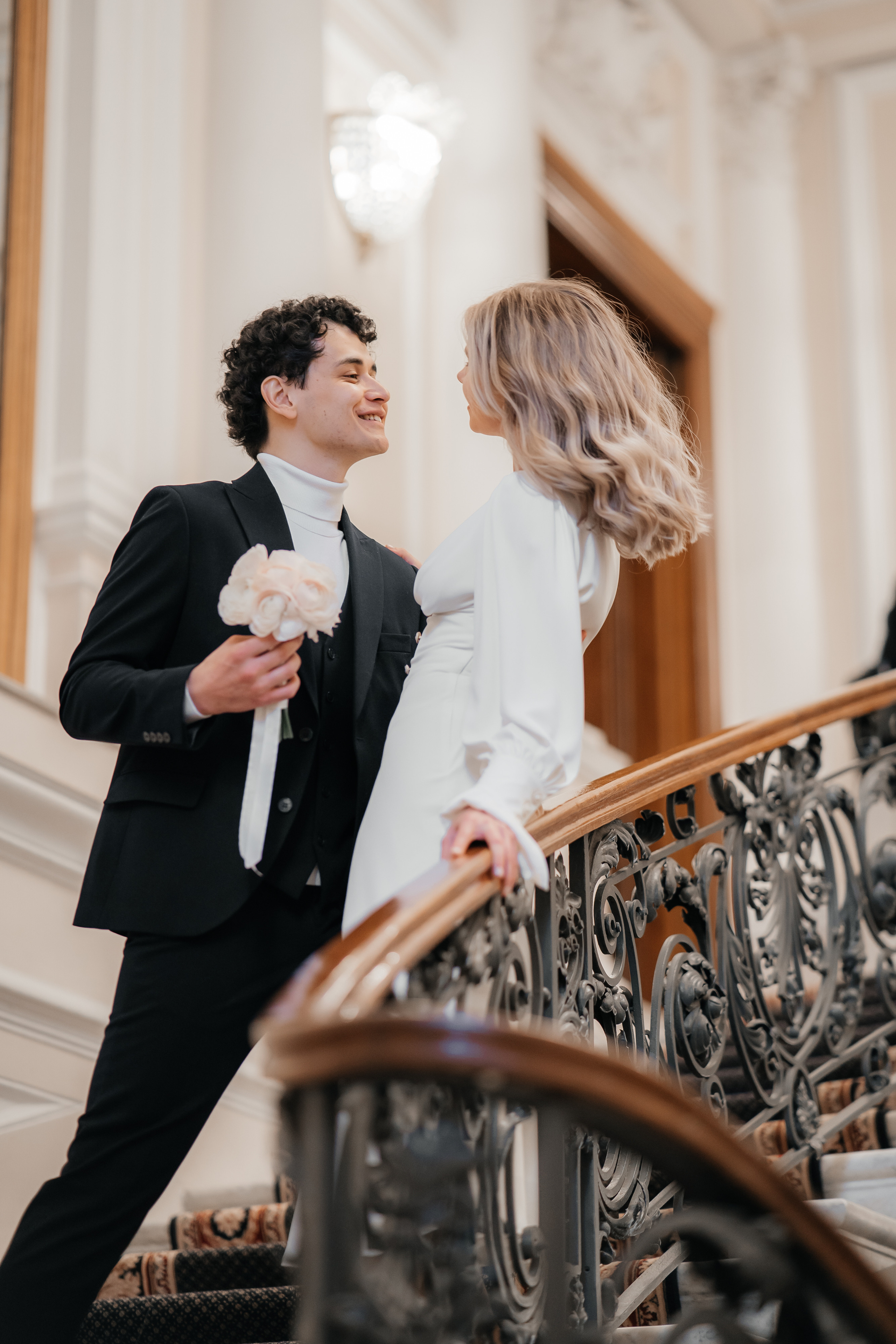 Жених дарит букет невесте на лестнице дворца бракосочетания №2