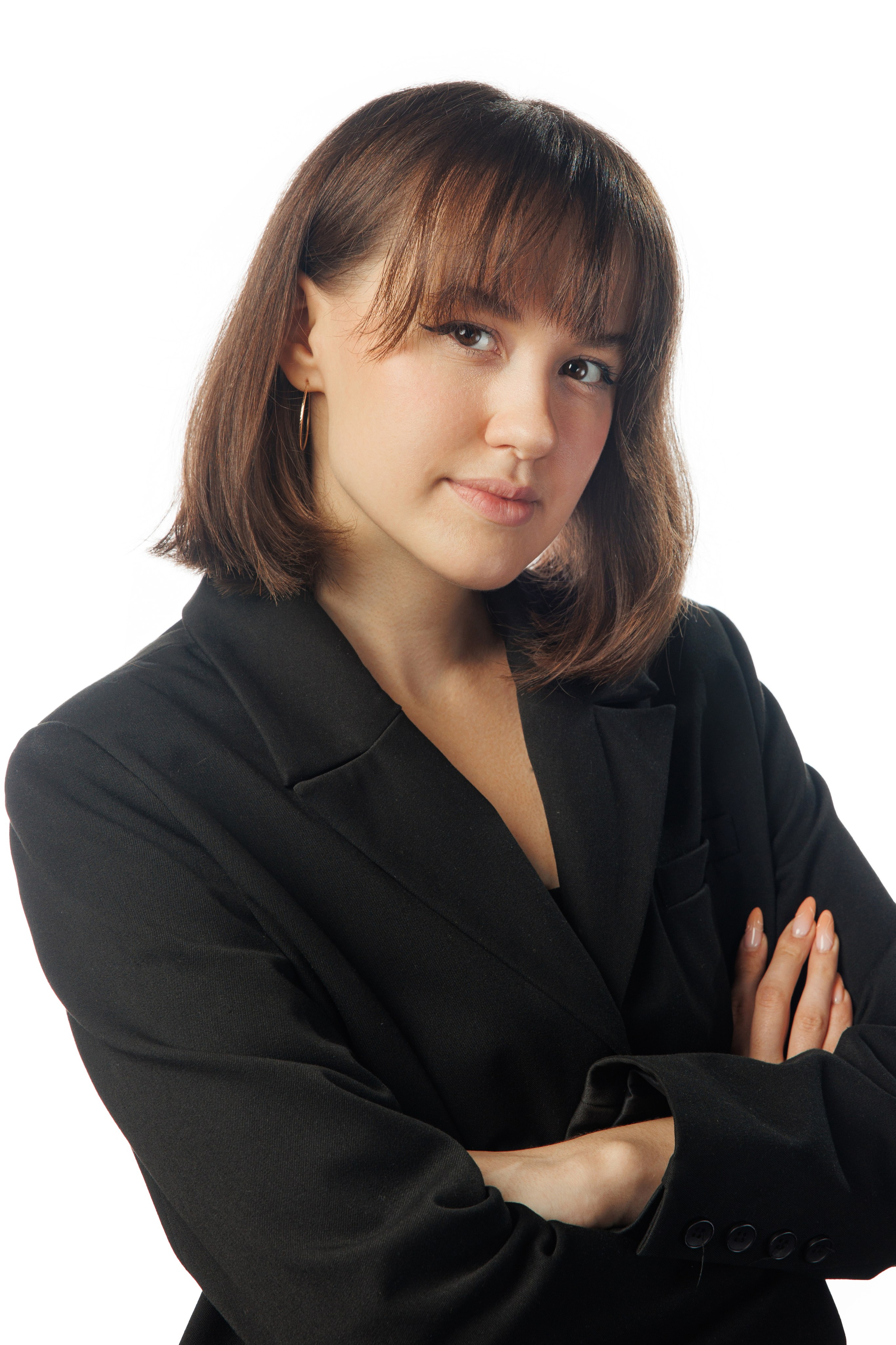 Корпоративный портрет девушки в пиджаке на белом фоне