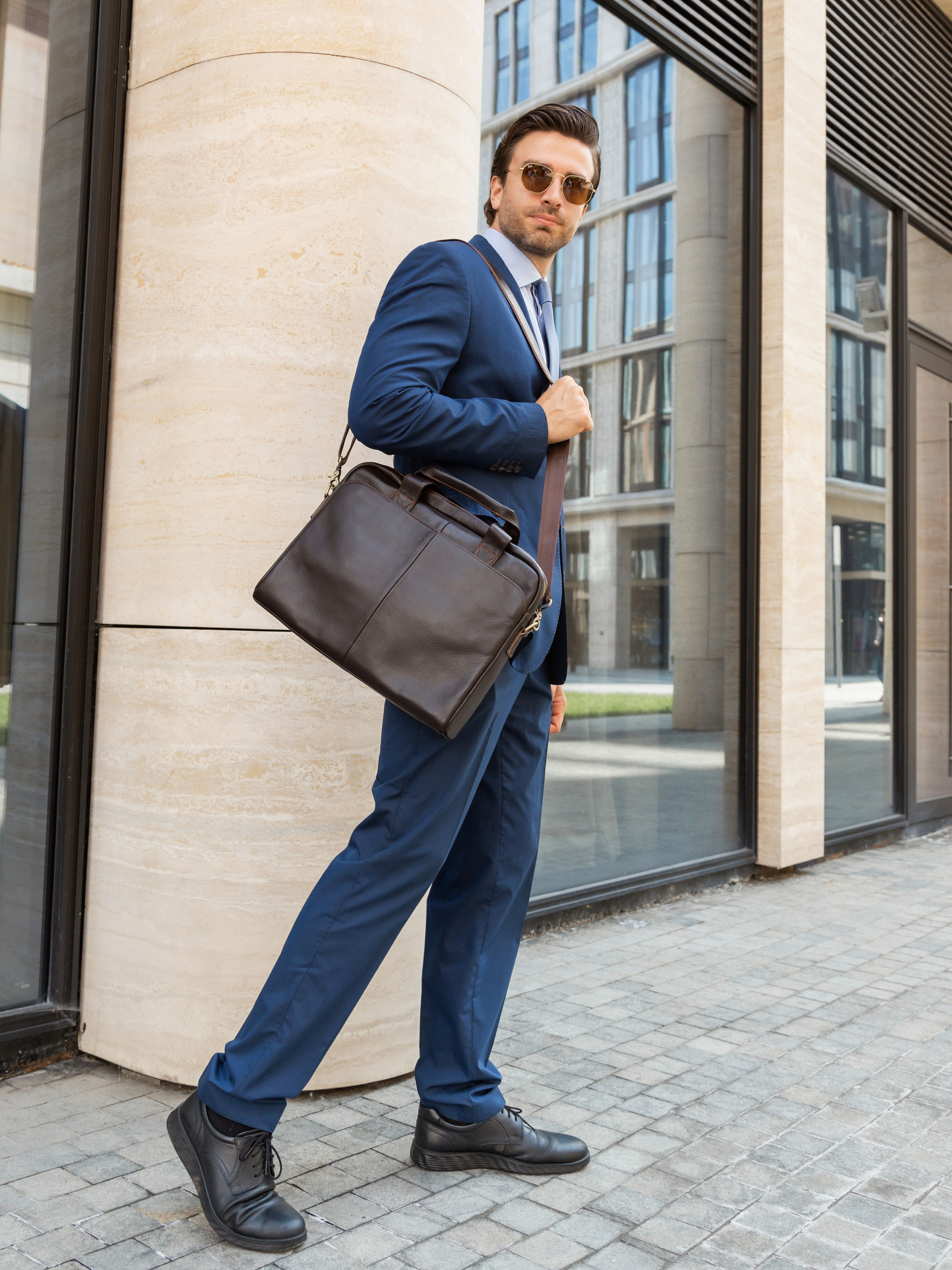 Коммерческая фотосессия мужских сумок для маркетплейсов и социальных сетей. Fashion фотограф в Санкт-Петербурге Савинова Ирина