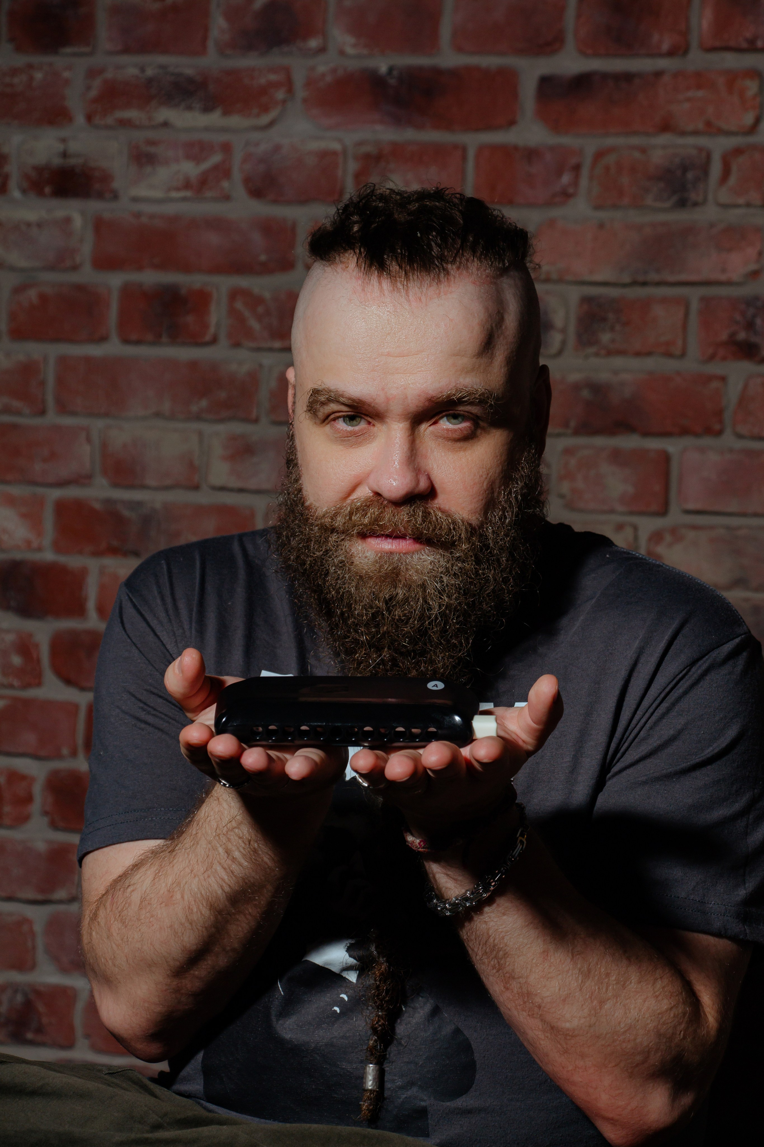 Борис Плотников. Губная гармоника. Мужской портрет, фотосессия для музыканта. Фотограф в Екатеринбурге Пойгина Елена