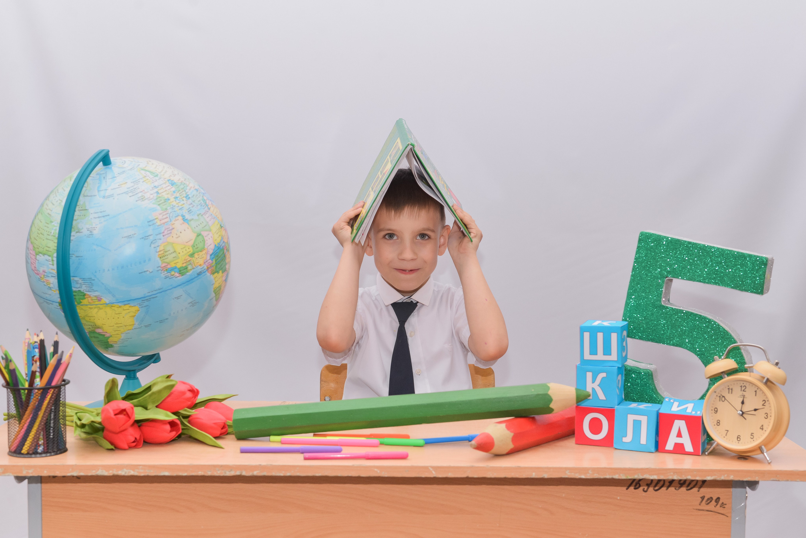 Первоклашки на белом фоне. Детский и школьный фотограф в Костанае Рабига Сейткенова