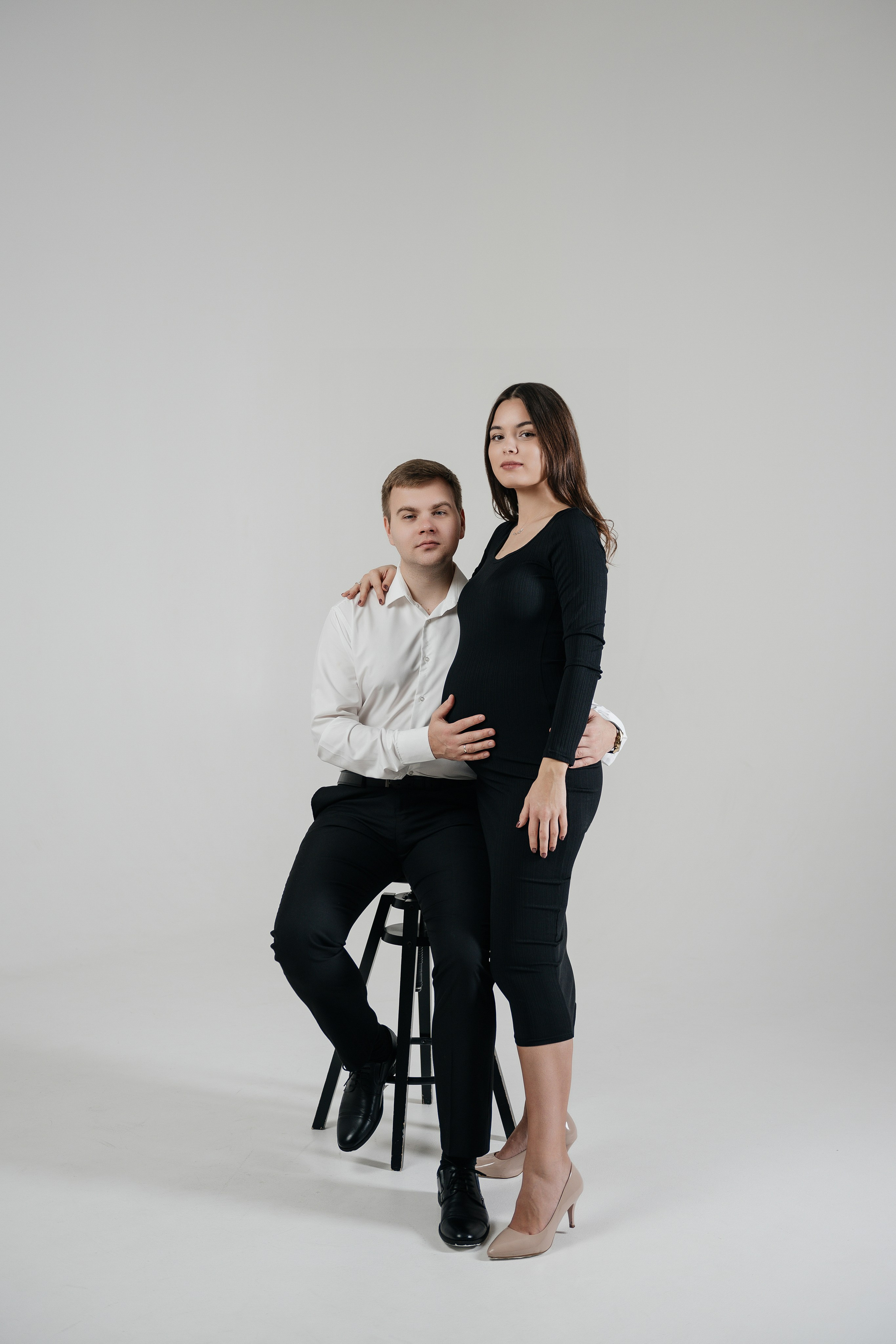 фотосессия беременности в фотостудии на белом фоне циклораме