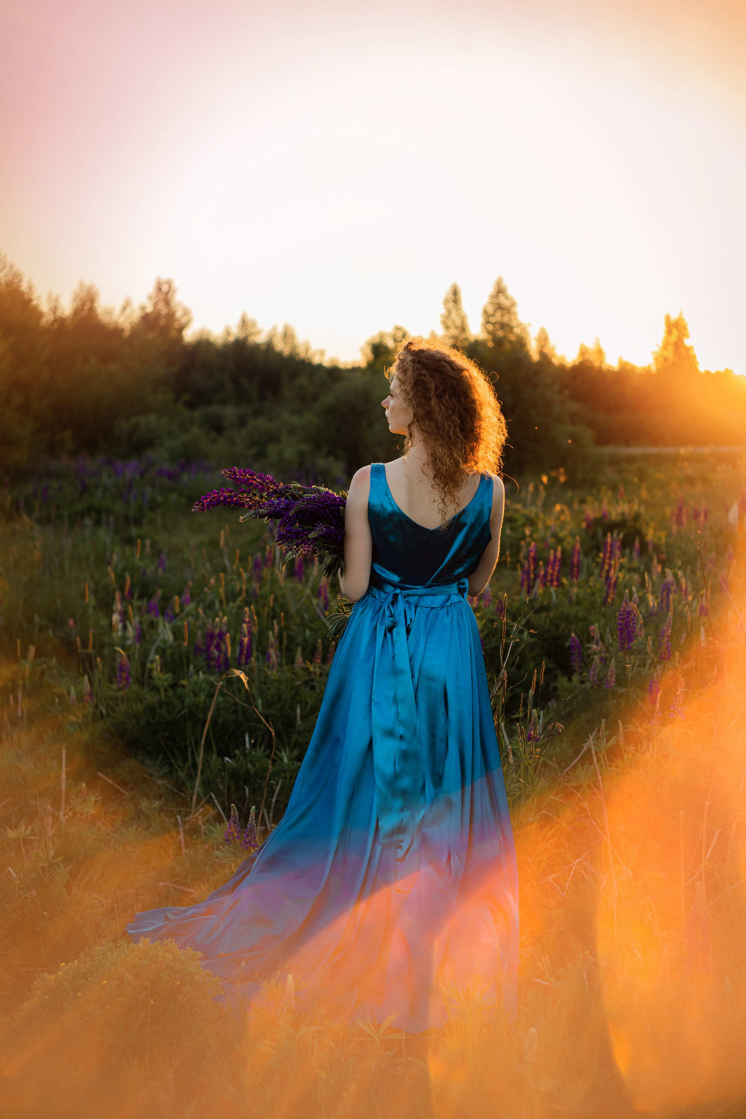 Ирина в люпинах. Женская фотосессия в поле люпинов. Семейный и детский фотограф в Санкт-Петербурге Павлова Елена