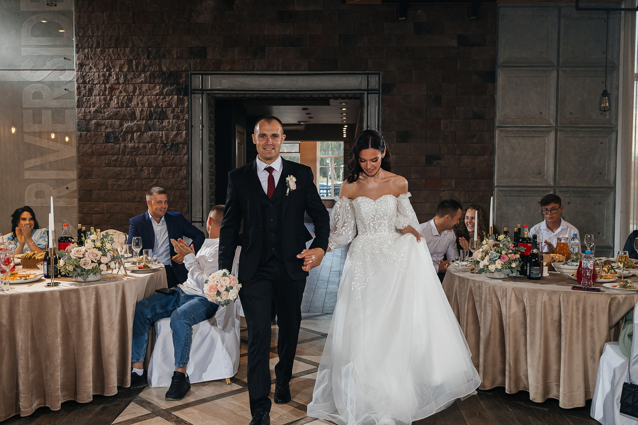 Волшебное утро невесты в номере отеля. Олег Сверчков | Свадебный фотограф Вологда