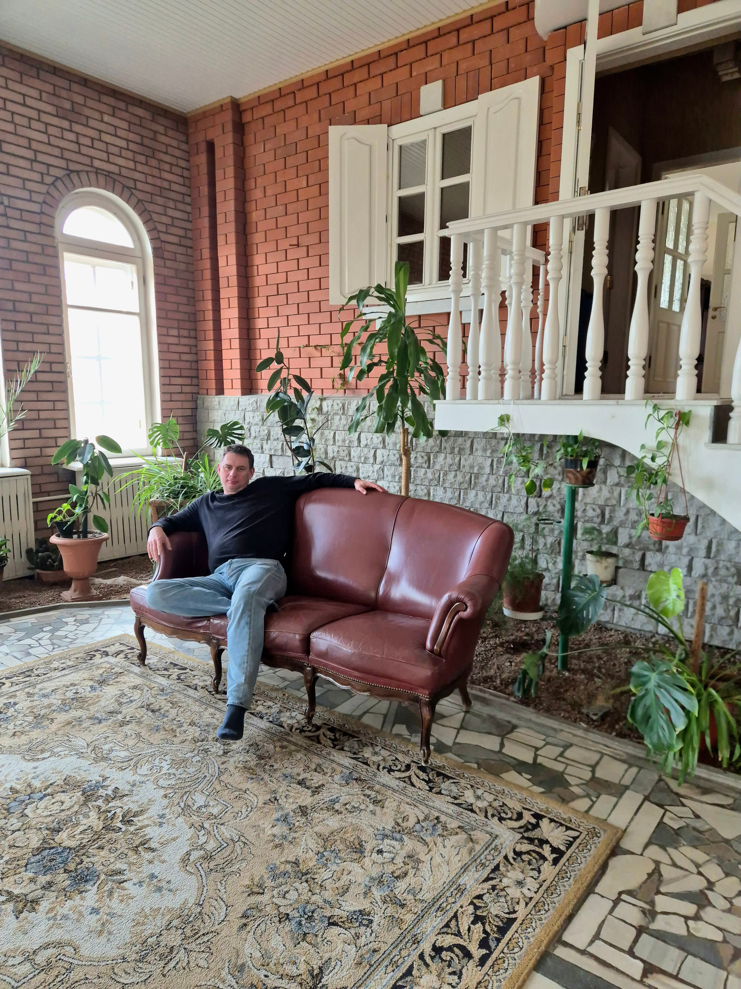 В 12 ночи проскочили перевал, в 4 утра, стоя на границе, узнали, что дорогу закрыли. И была она закрыта еще 4 дня