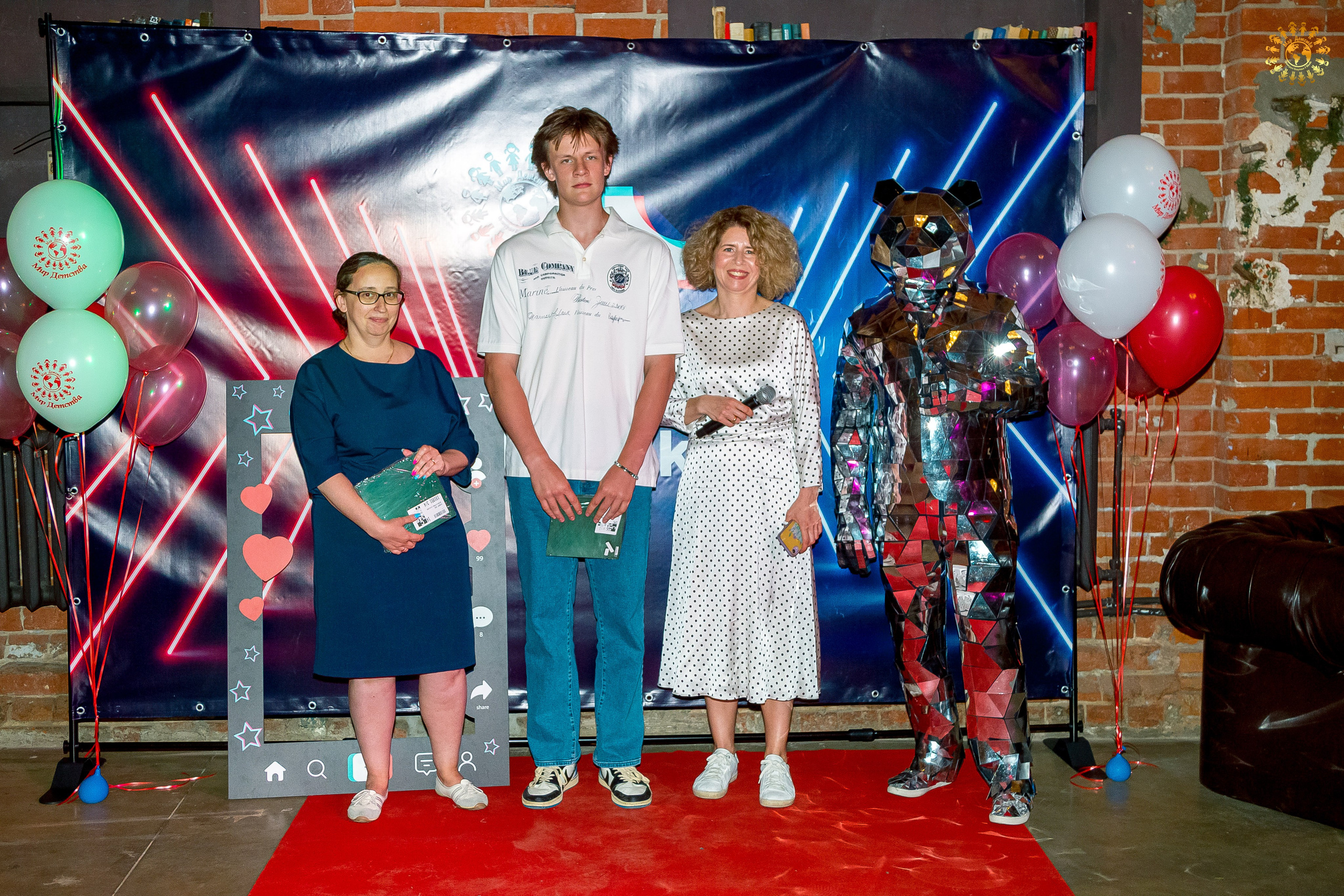 Выпускной 2023 (Школа 548; 9 Ж класс) AG Loft «Библиотека», Москва. Репортажная съемка в Москве и области. Анималистика