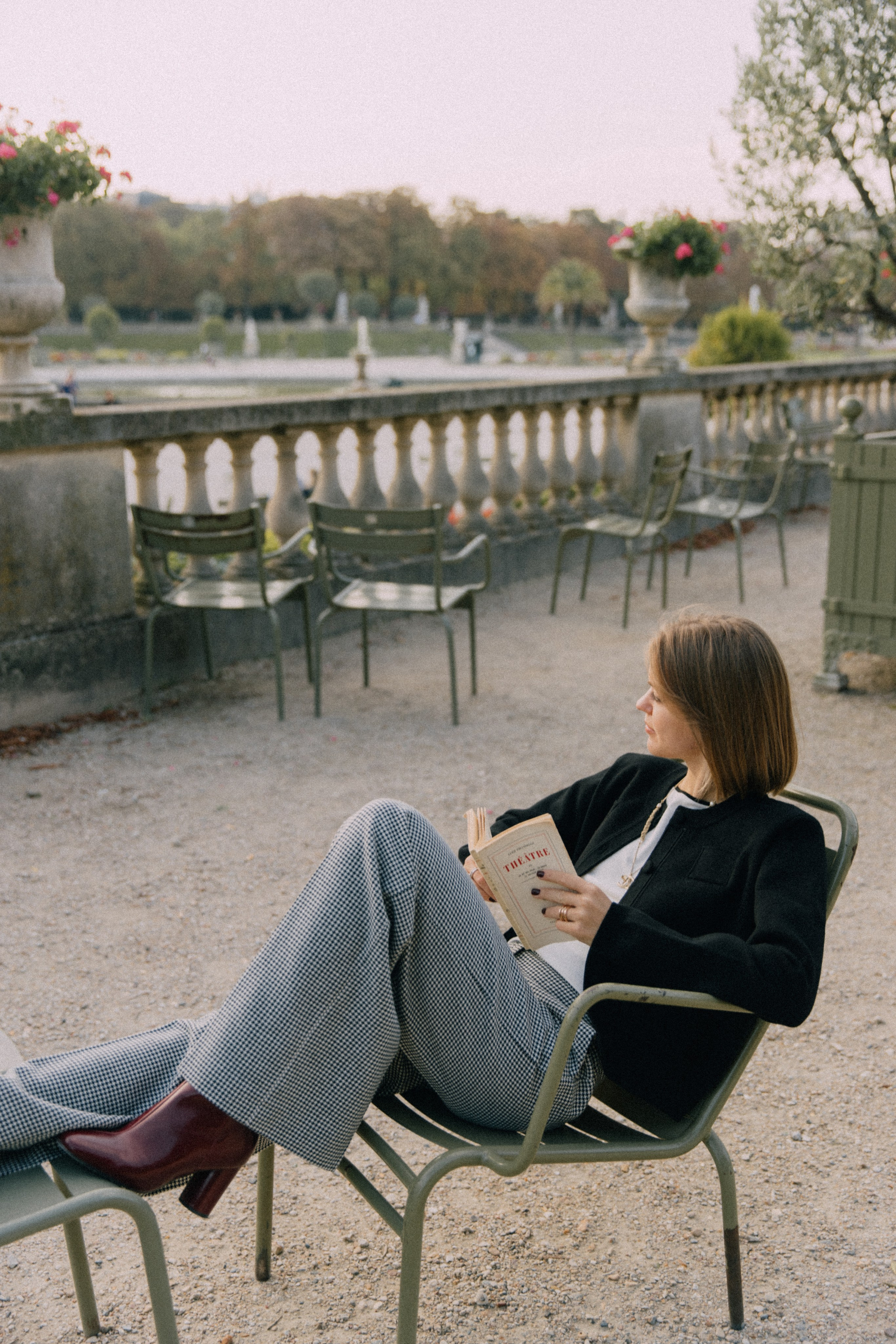 September sun. Photographer in Paris