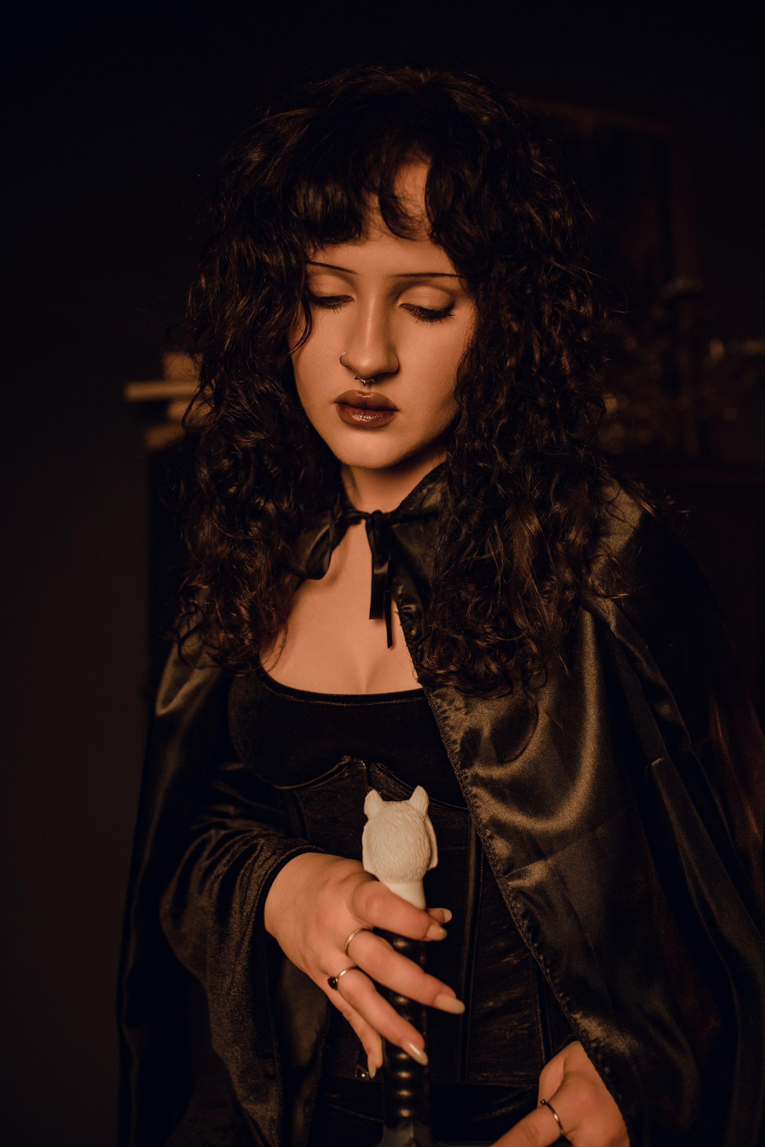 Женская фотосессия, девушка смотрит вниз