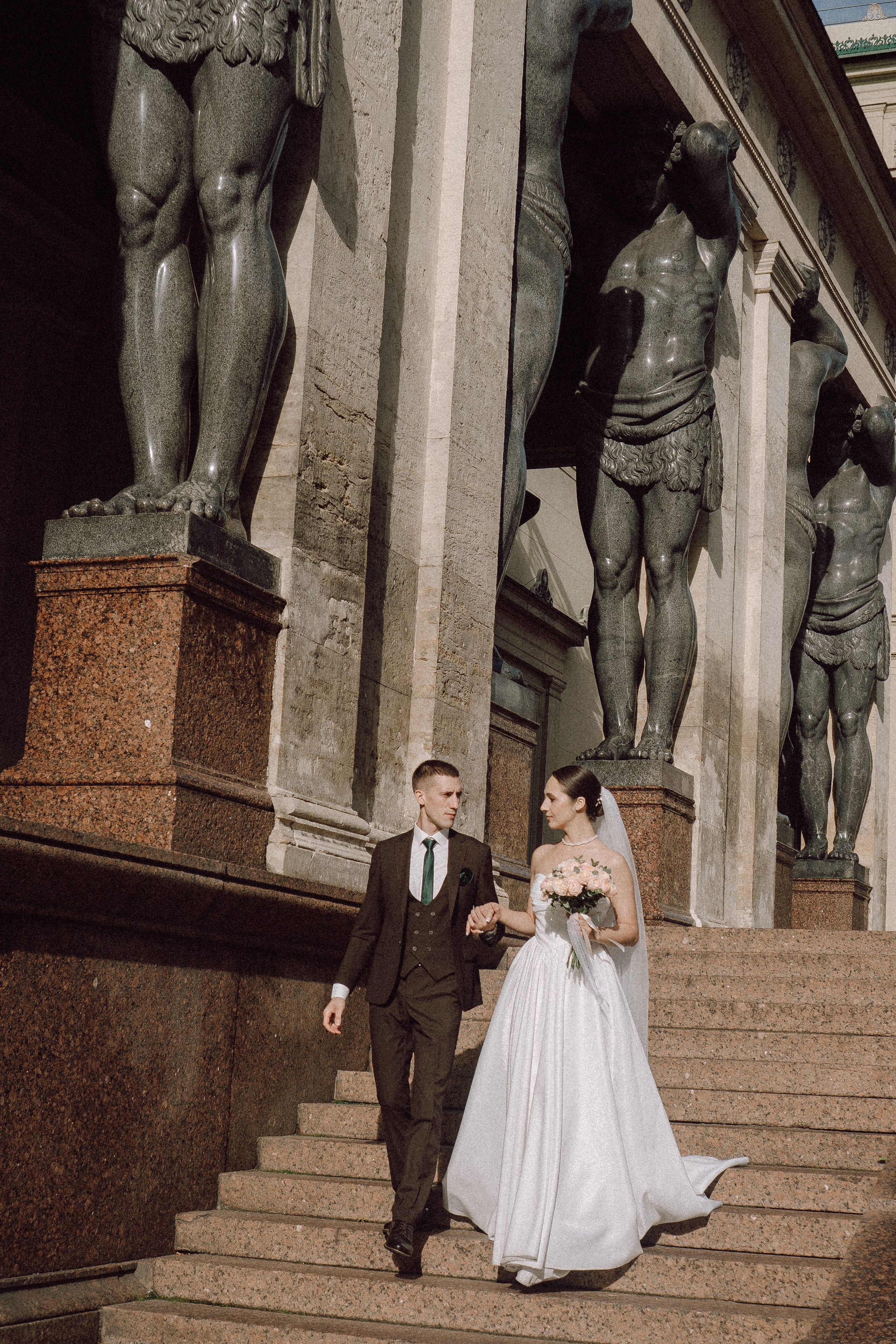 СВАДЕБНАЯ ПРОГУЛКА В САНТК-ПЕТЕРБУРГЕ (ИСАКИЕВСКИЙ СОБОР, ЗИМНЯЯ КАНАВКА, ЭРМИТАЖ И БОЛЬШАЯ МОРСКАЯ УЛИЦА). Профессиональный фотограф, Санкт-Петербург — Виктория Богомолова
