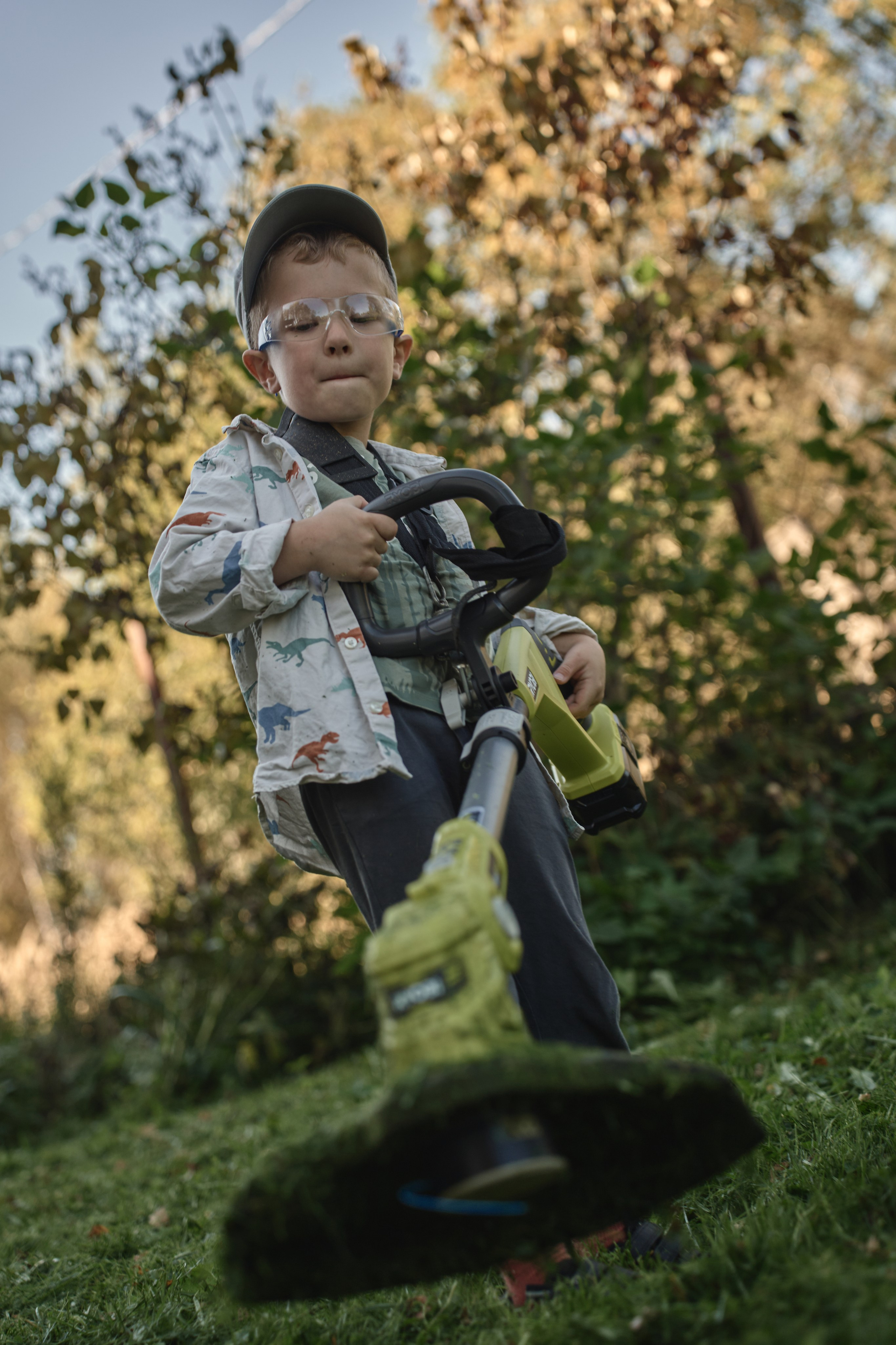 Семейный подряд по стрижке газона. Фотограф Женя Пашкина