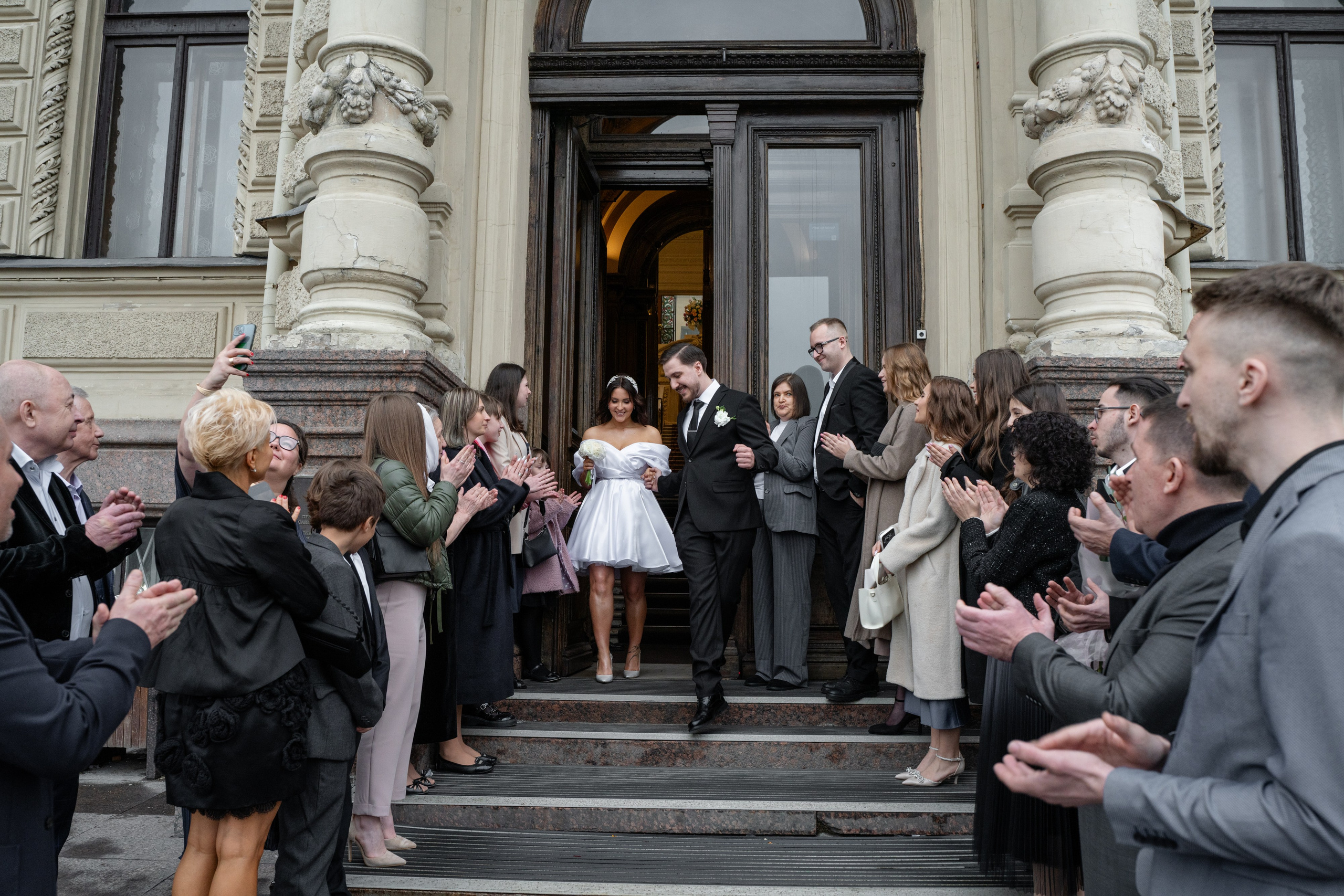 Выход пары из дворца бракосочетания №1 и гости хлопают
