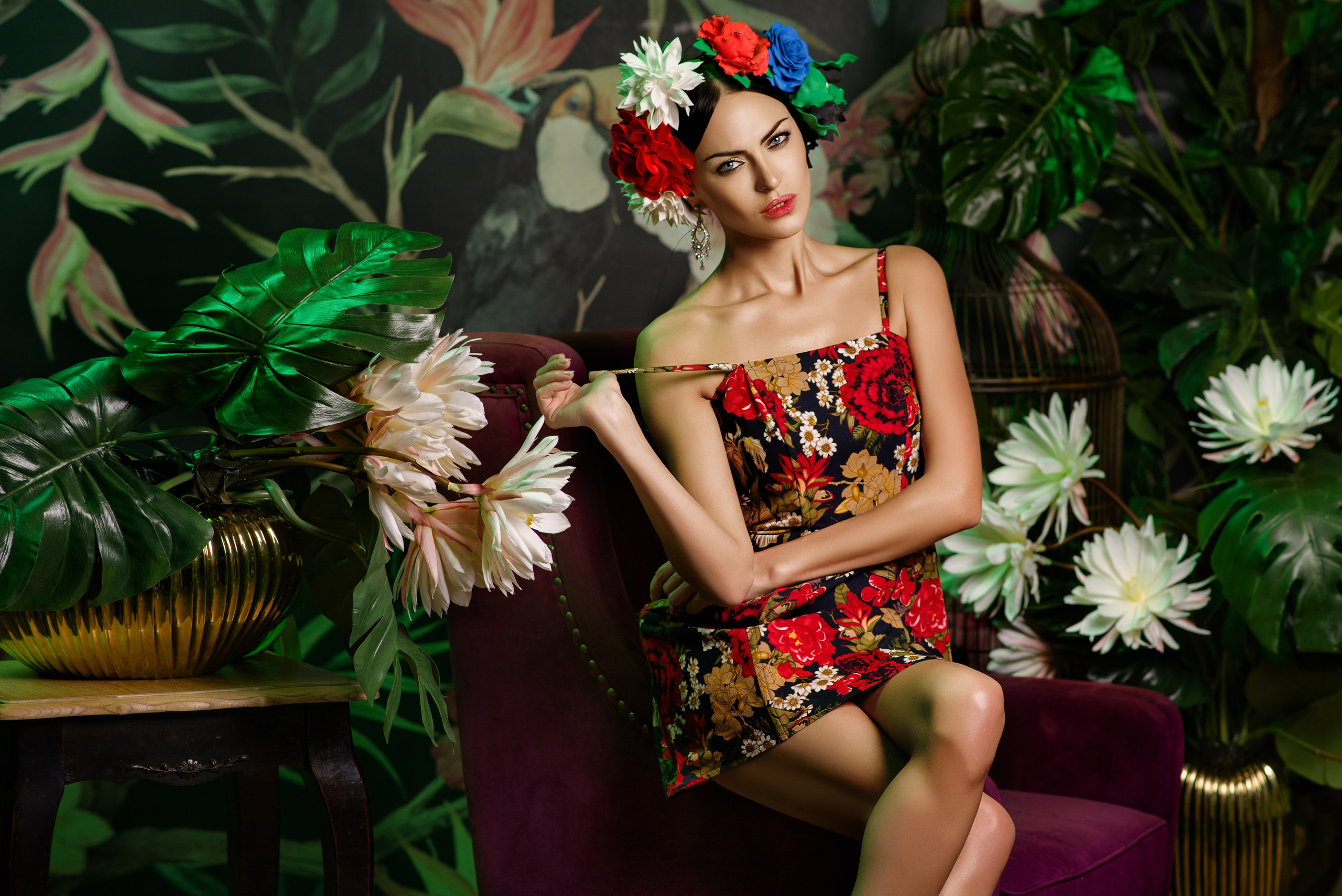 Фотосессия с цветами в красном платье с цветочным ободком на голове