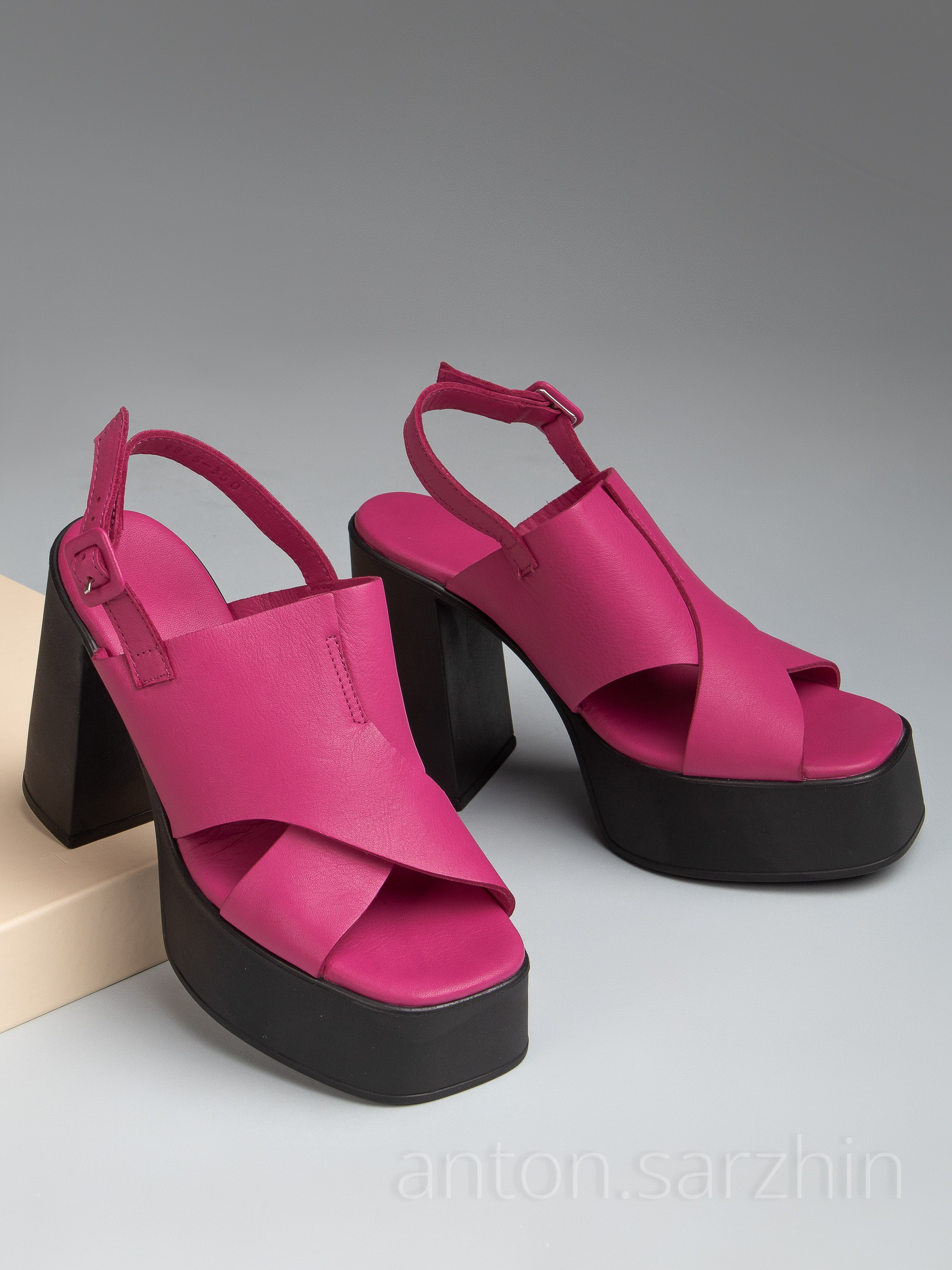 Съемка женских босоножек на коробке