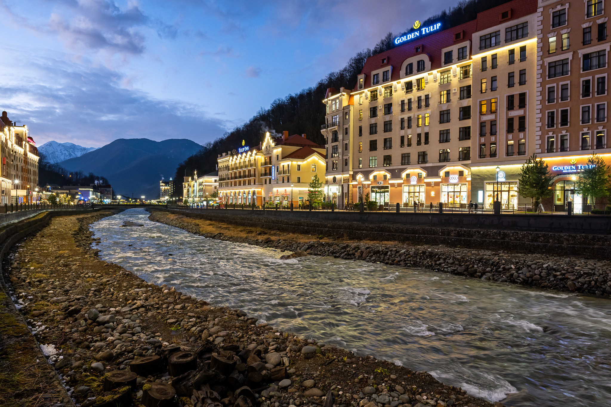 Роза Хутор вечером с подсветкой