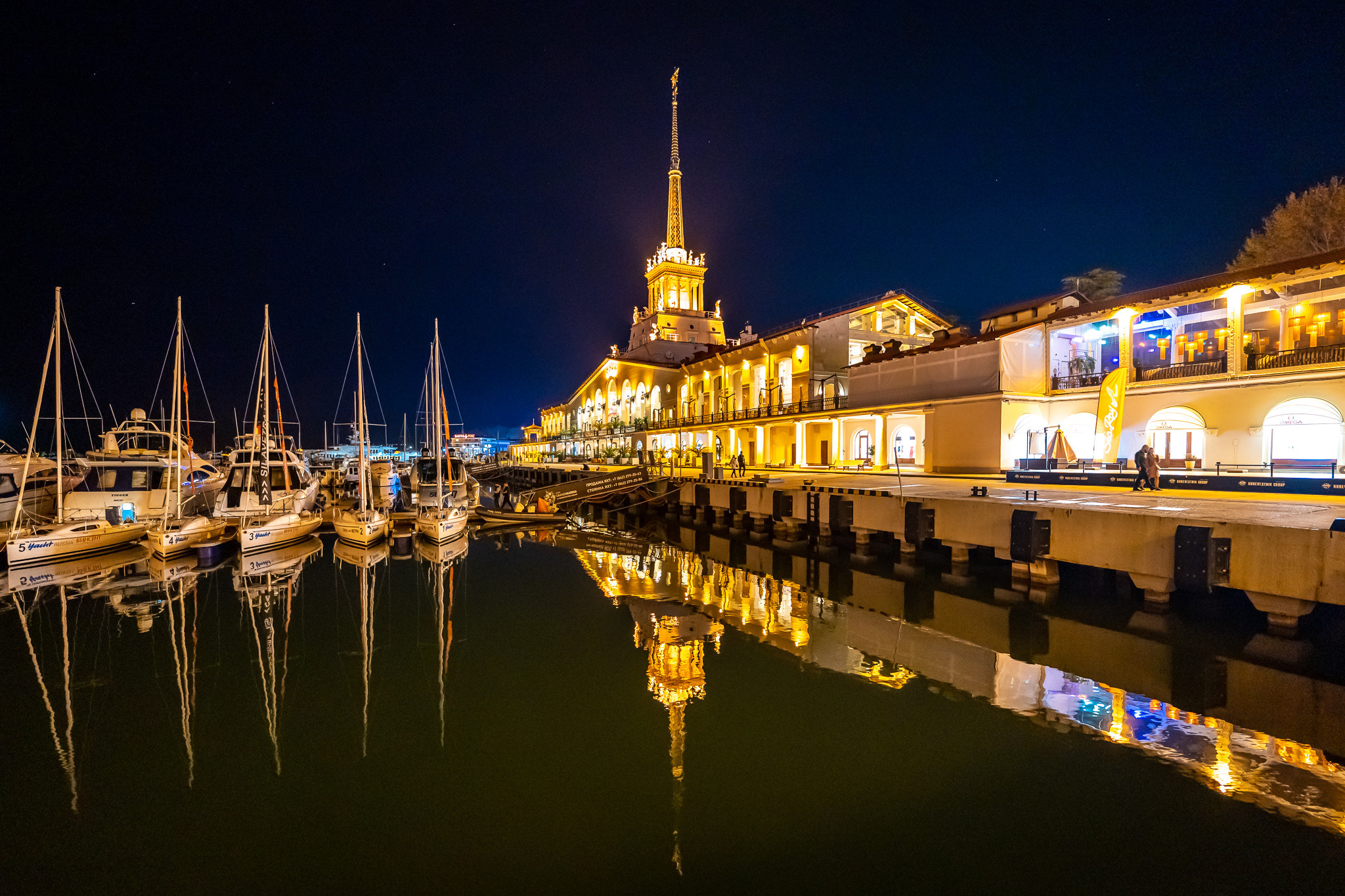 Порт Сочи ночью с подсветкой и яхтами