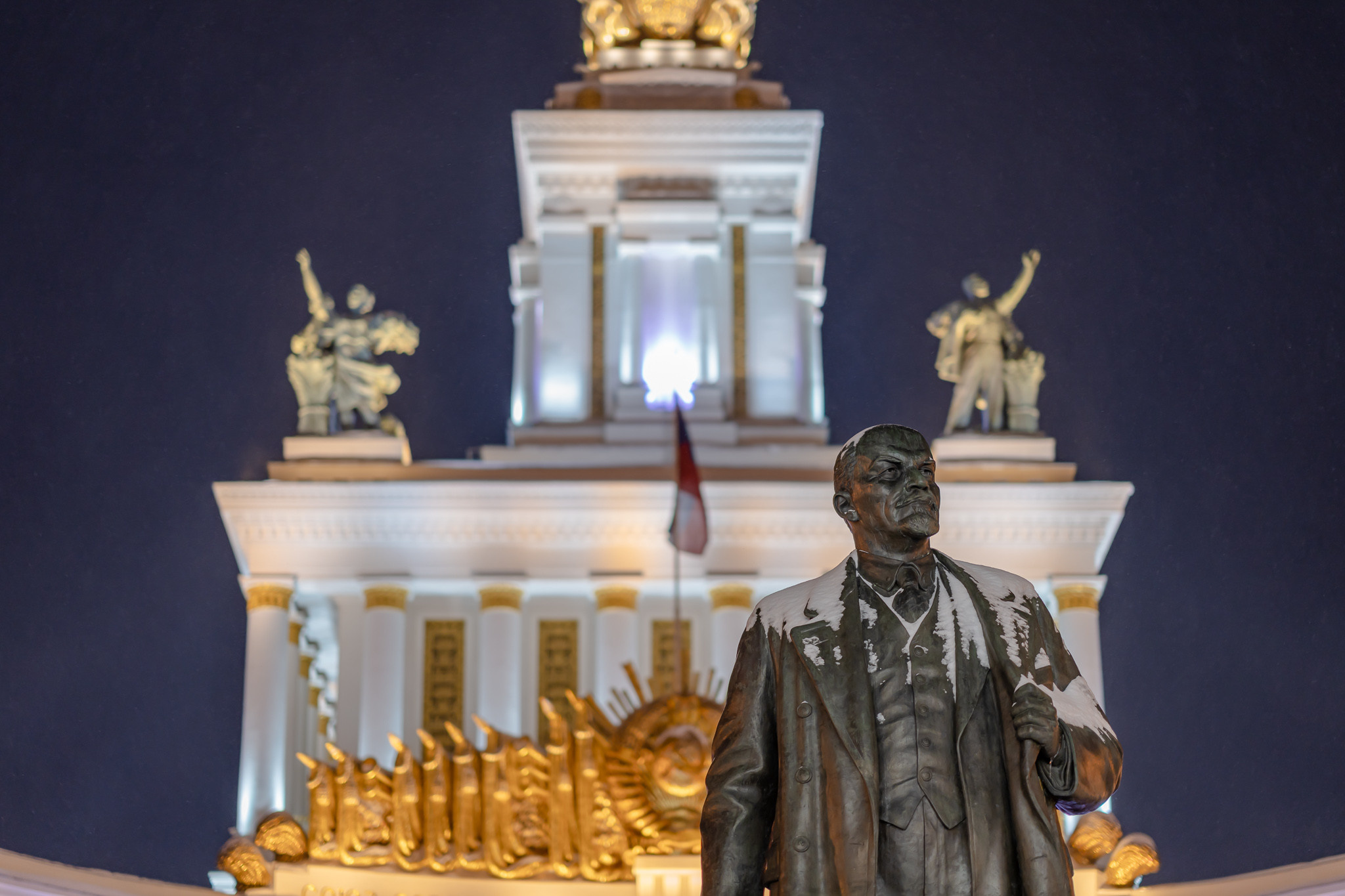 Памятник В.И. Ленину на ВДНХ зимой