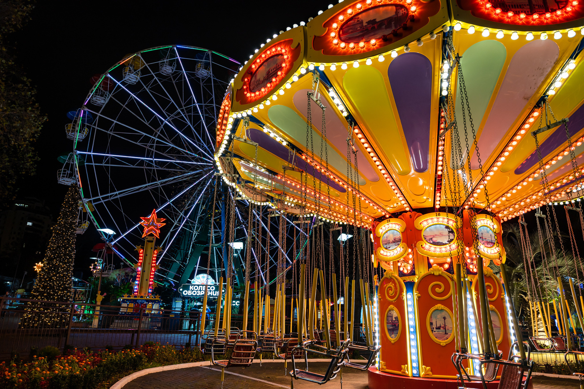 Карусель в парке Ривьера в Сочи