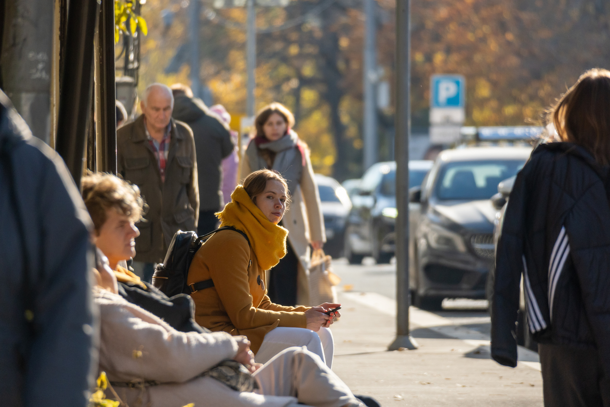 Девушка на остановке рядом с Московским зоопарком