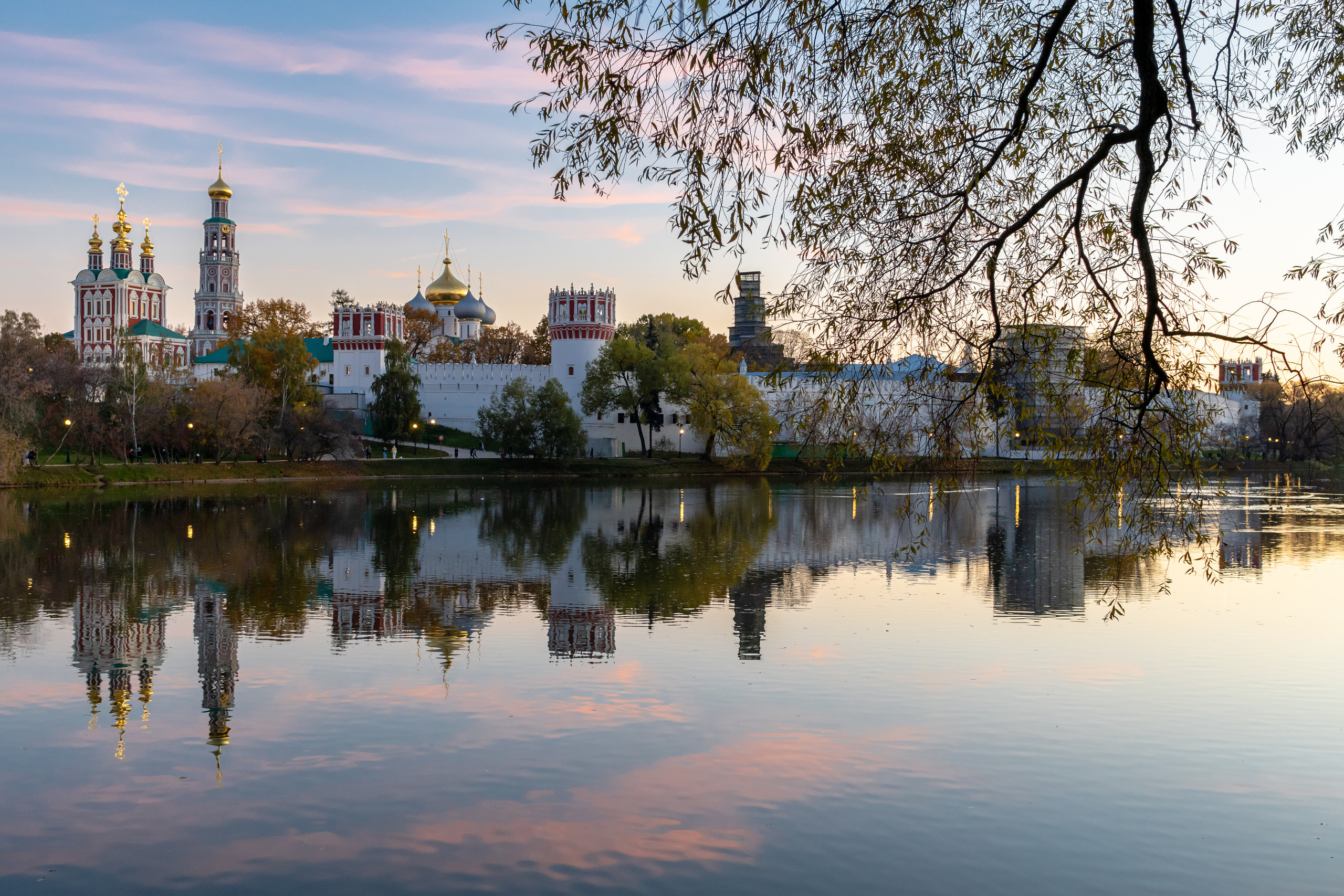Новодевичий монастырь на закате