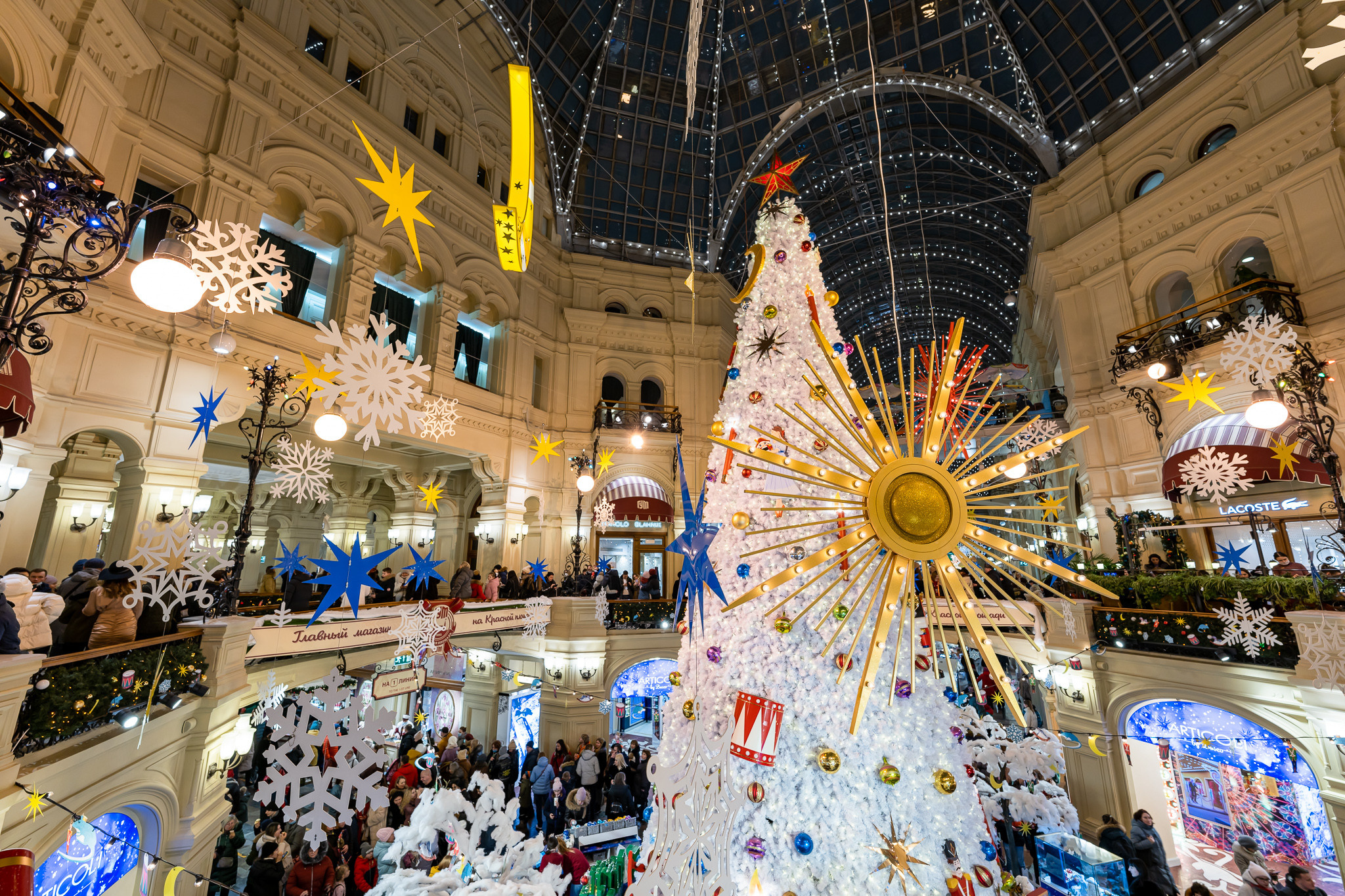 ГУМ в новогодних декорациях