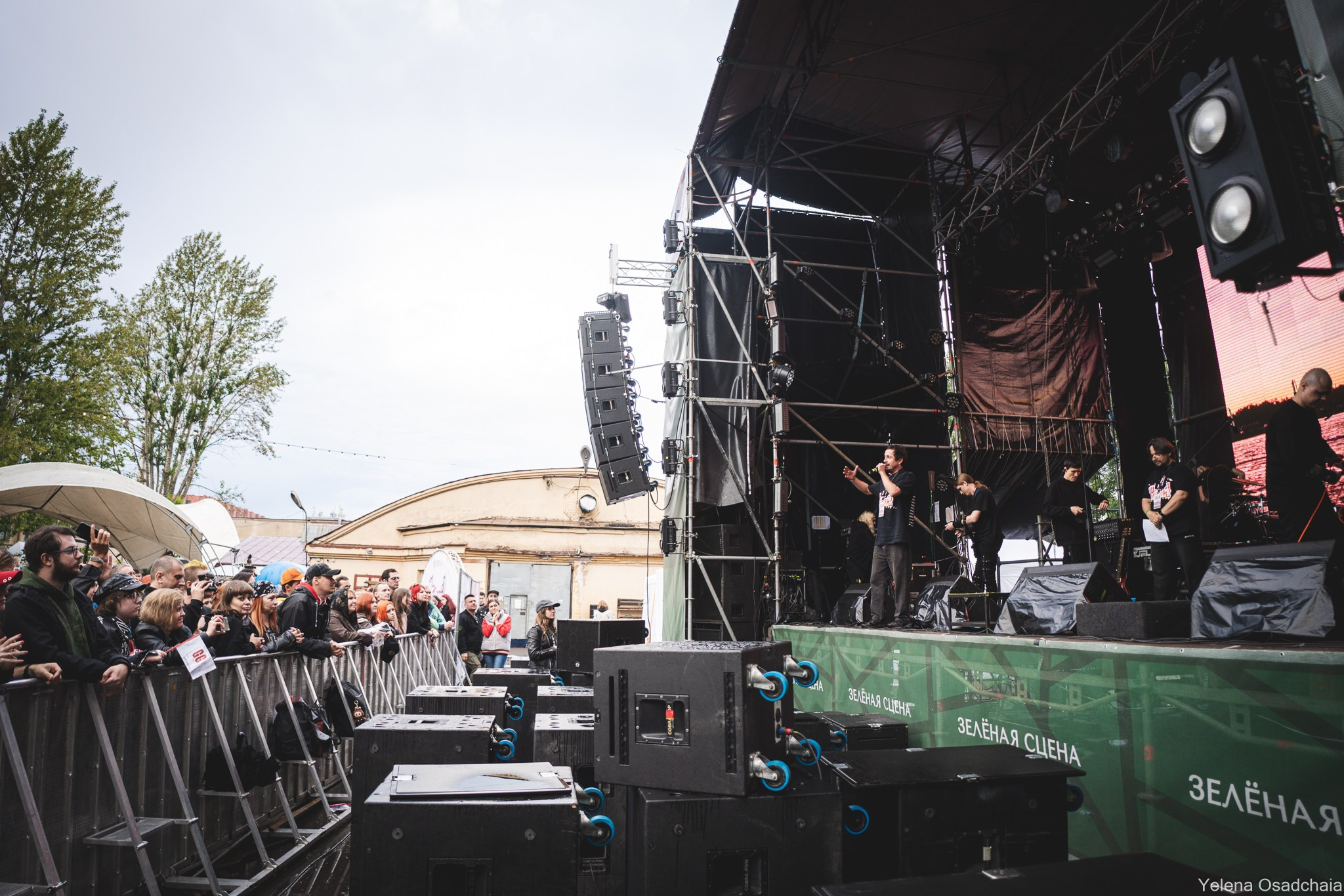 Живой 2025 — День 1. Елена Осадчая — фотографирую музыку на сцене и в жизни