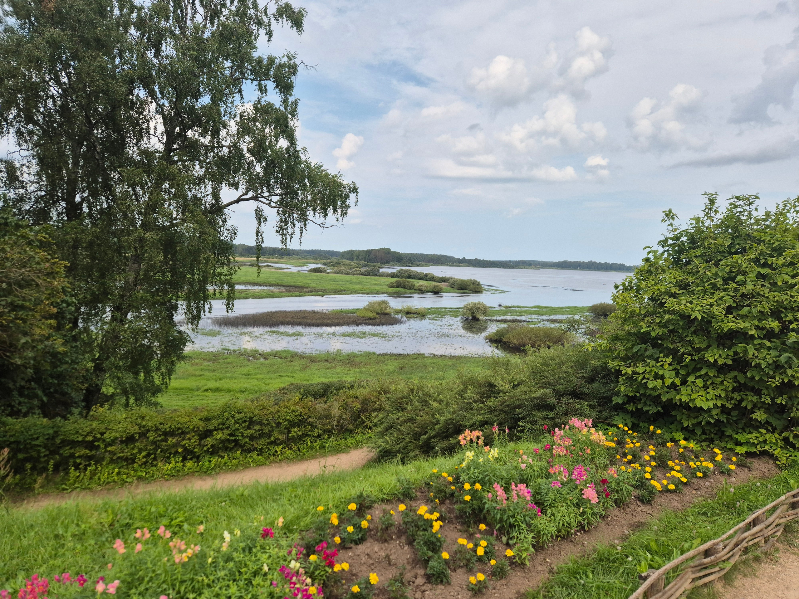 Вдали виднеется усадьба Петровское
