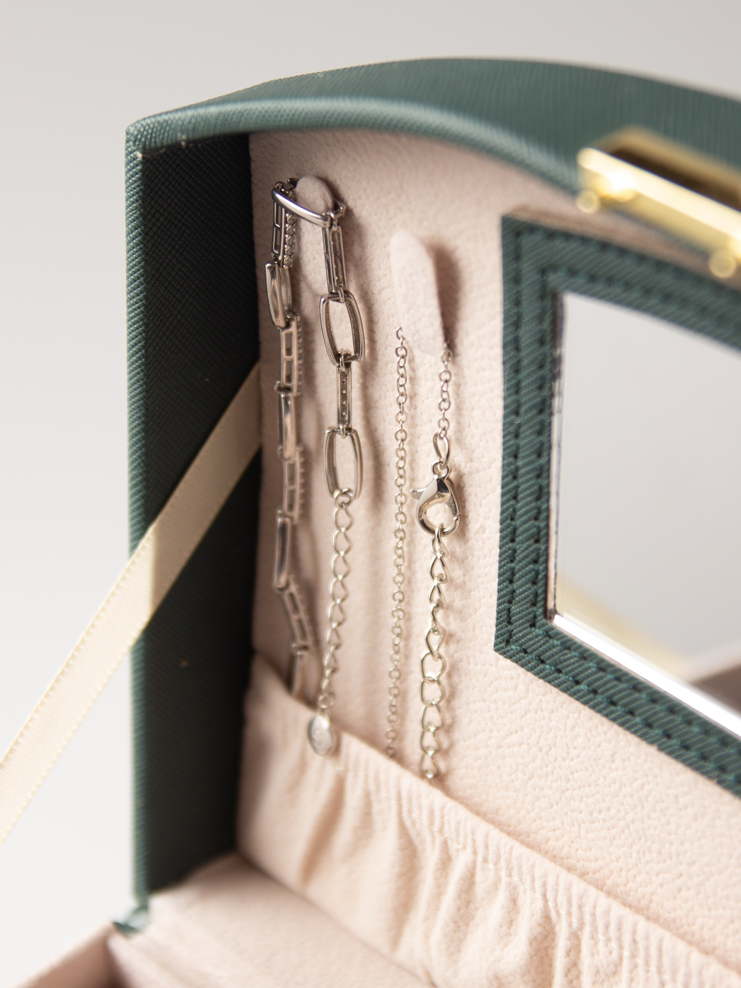 Шкатулка на белом. Александр Стряпунин — предметный фотограф в Улан-Удэ