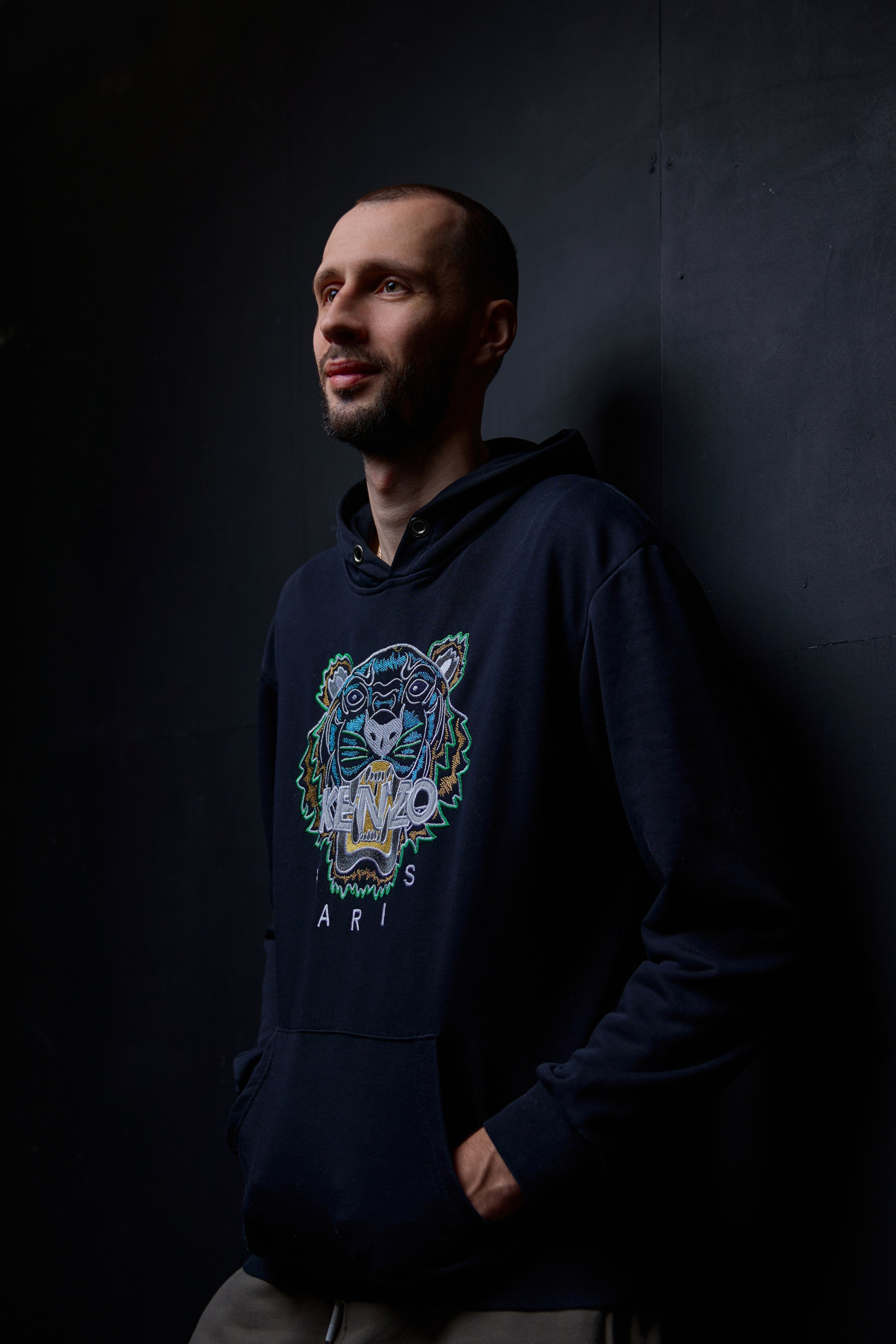 Баскетболист Денис Левшин (команда Темп-Сумз-УГМК) в профессиональной студийной фотосессии: Фото: Илья Новиков