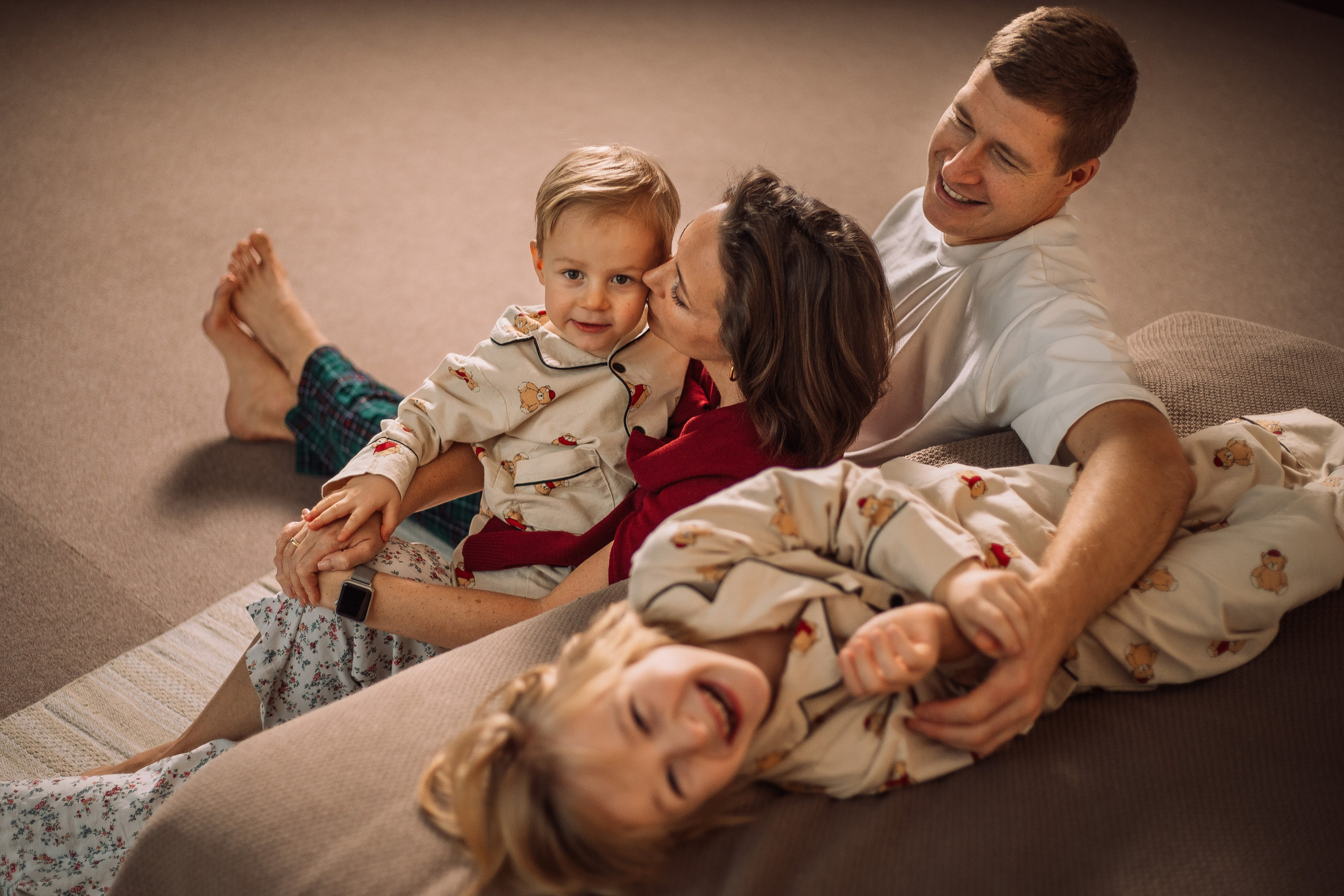 Семейная фотосессия в студии/дома