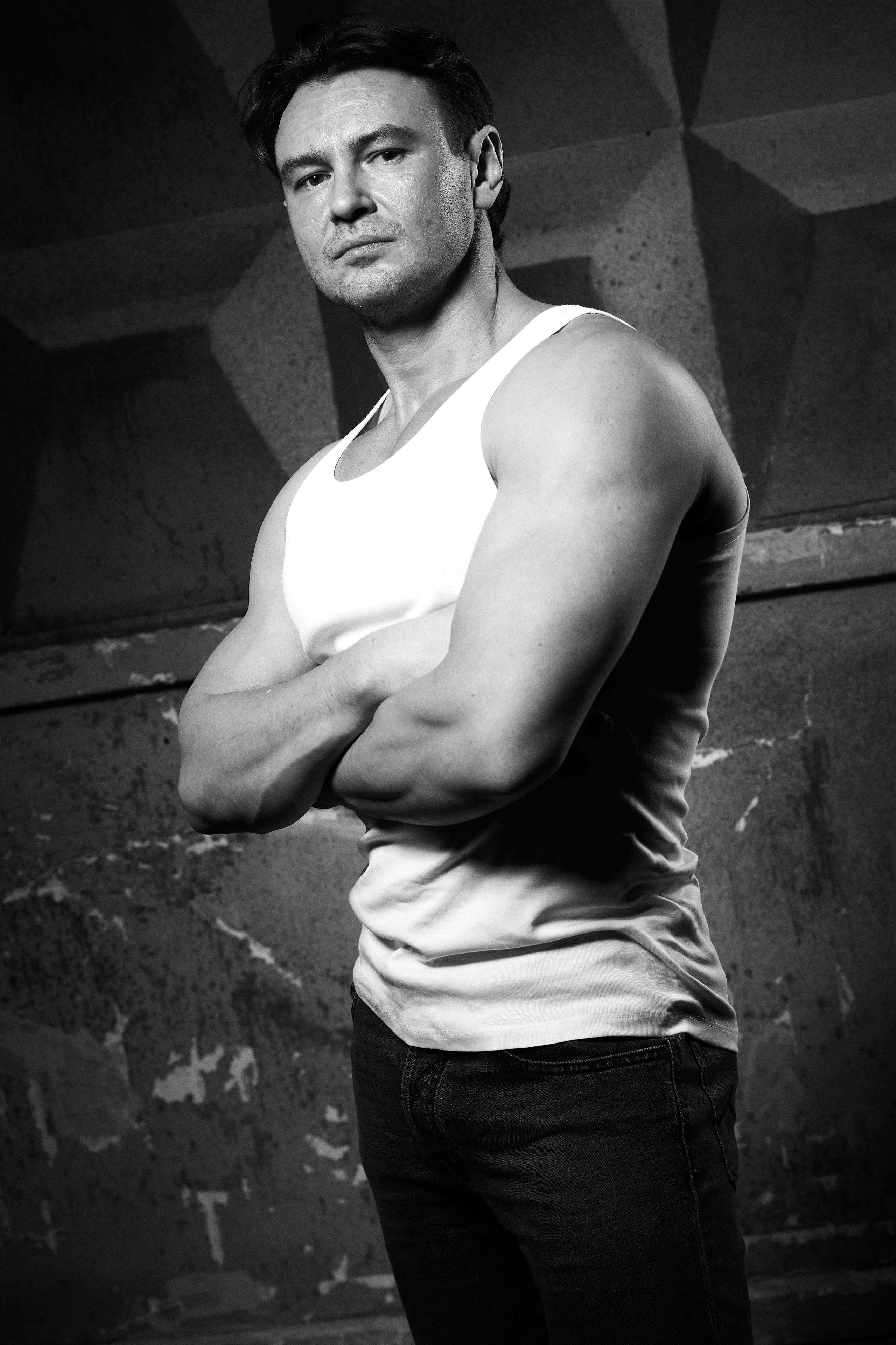 Мужские фотосессии в студии и на улице: художественные, для соцсетей, аватаров, сайтов знакомств. Фотограф Полина Завельская