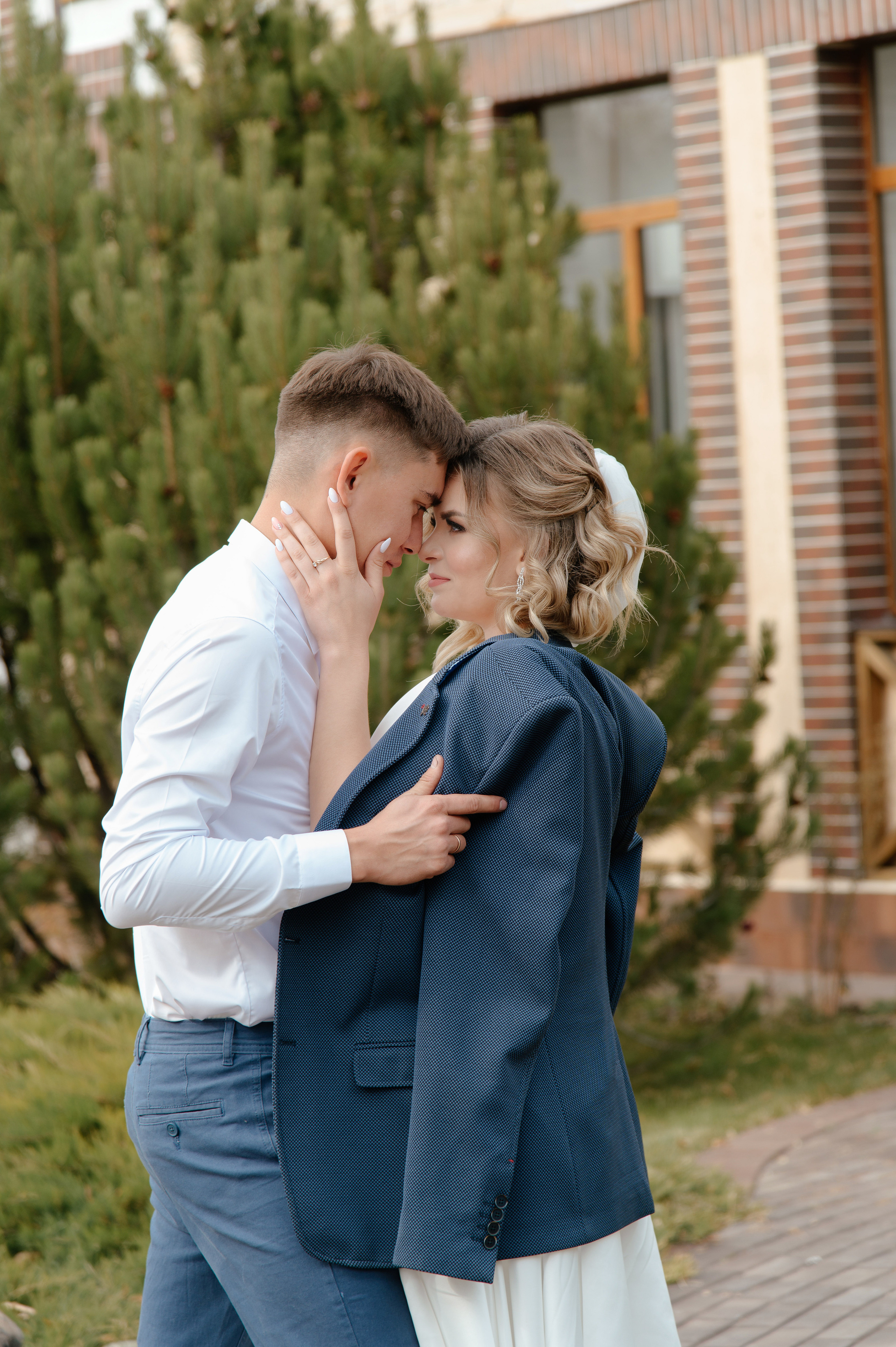 Юлия и Сергей — свадебная фотосессия в Derby Village. Свадебный фотограф Караганда