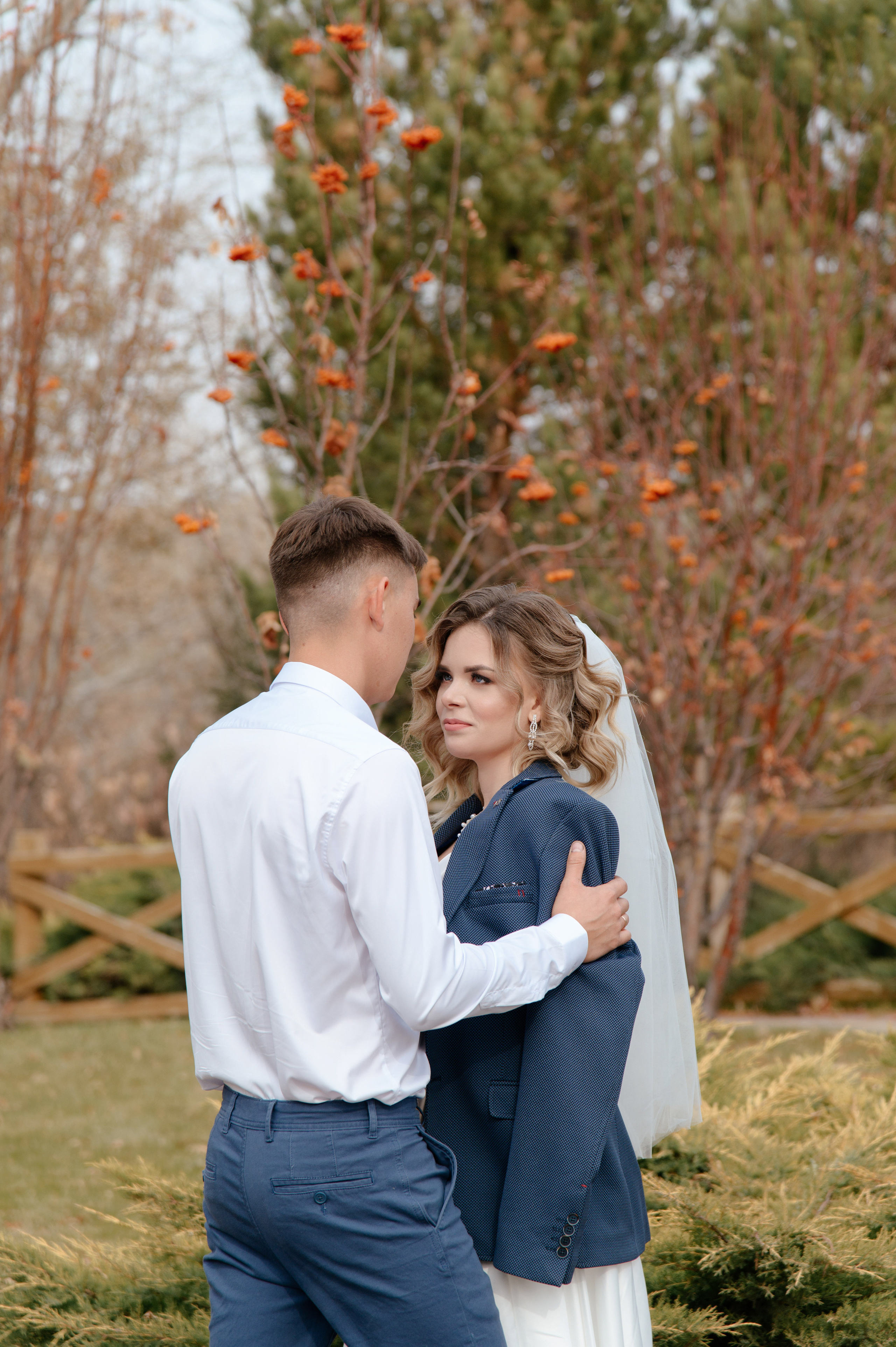 Юлия и Сергей — свадебная фотосессия в Derby Village. Свадебный фотограф Караганда