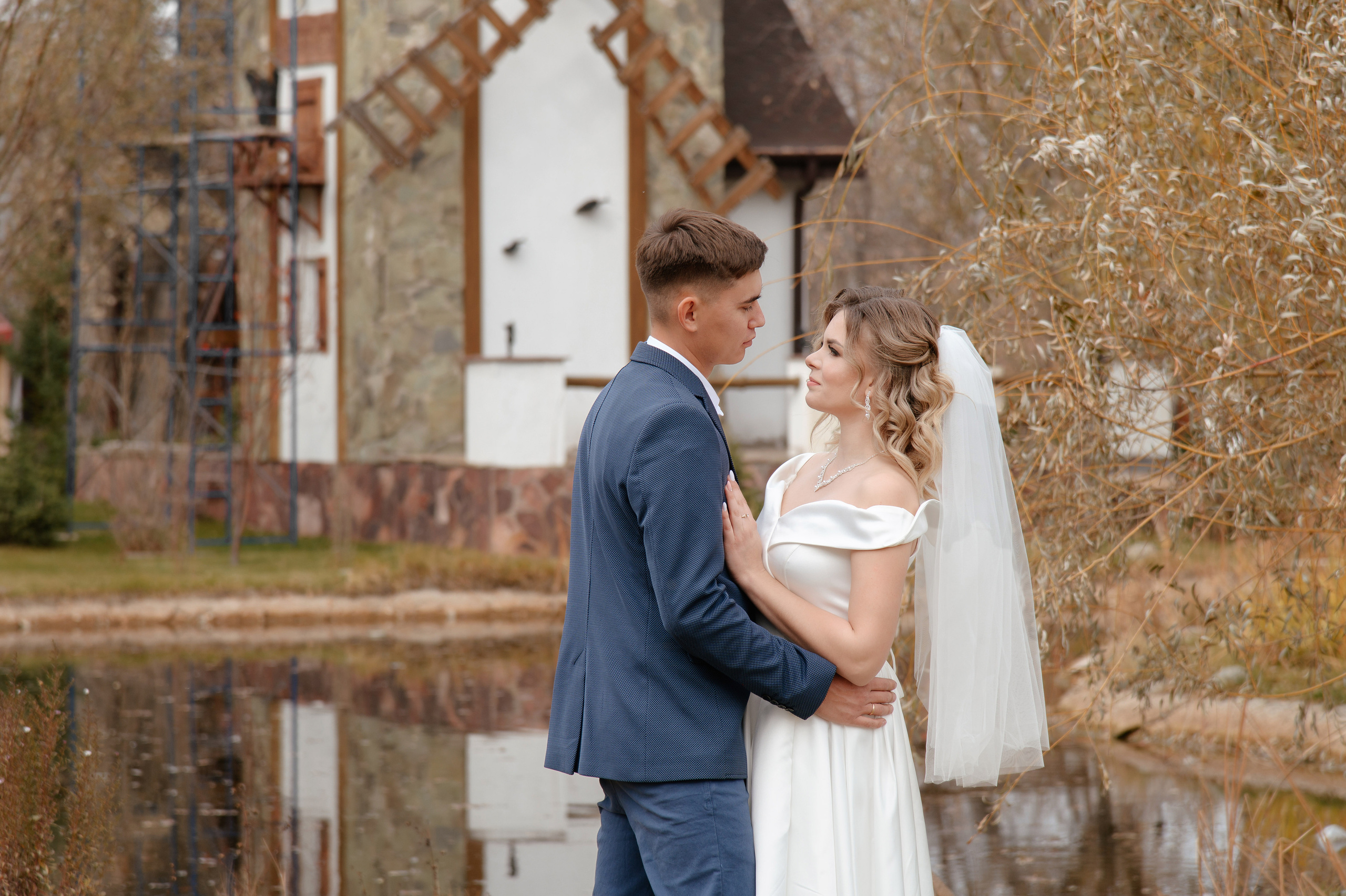Юлия и Сергей — свадебная фотосессия в Derby Village. Свадебный фотограф Караганда