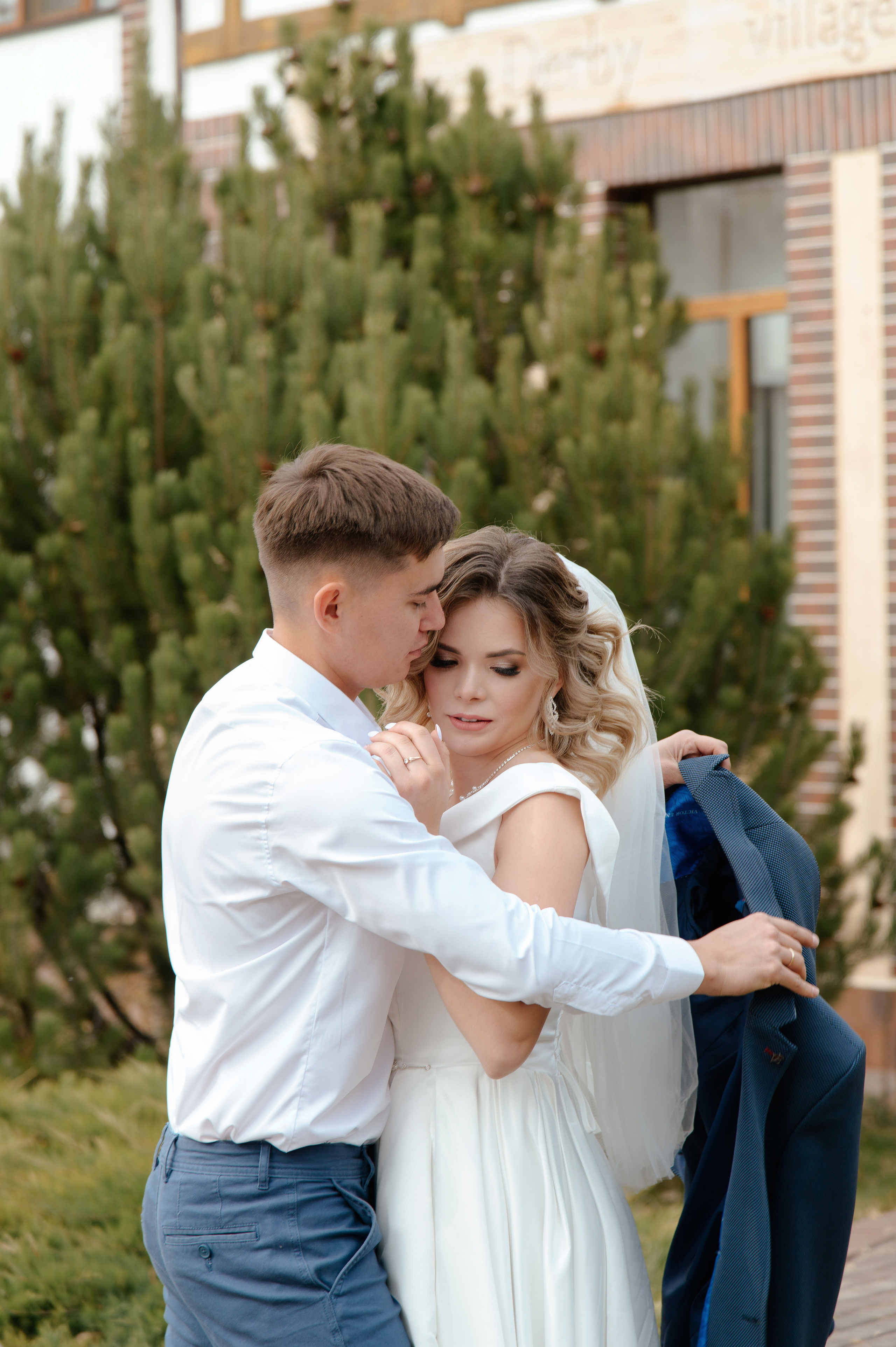 Юлия и Сергей — свадебная фотосессия в Derby Village. Свадебный фотограф Караганда