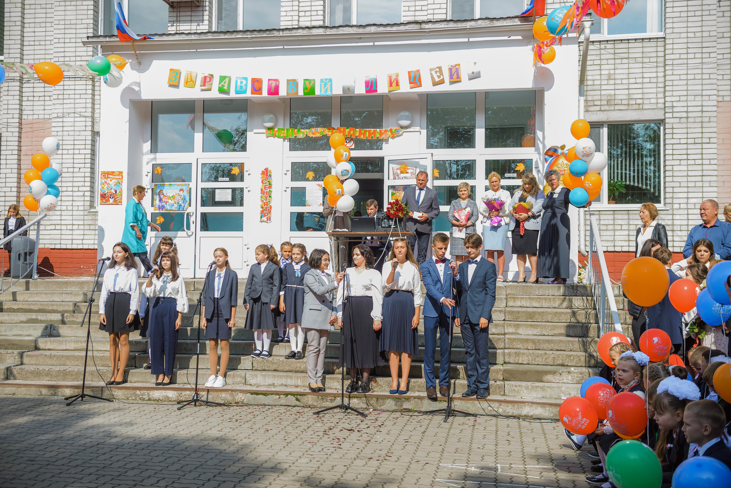 Линейка 11-е классы 2023. Фотограф Галина Лисанова, г. Брянск