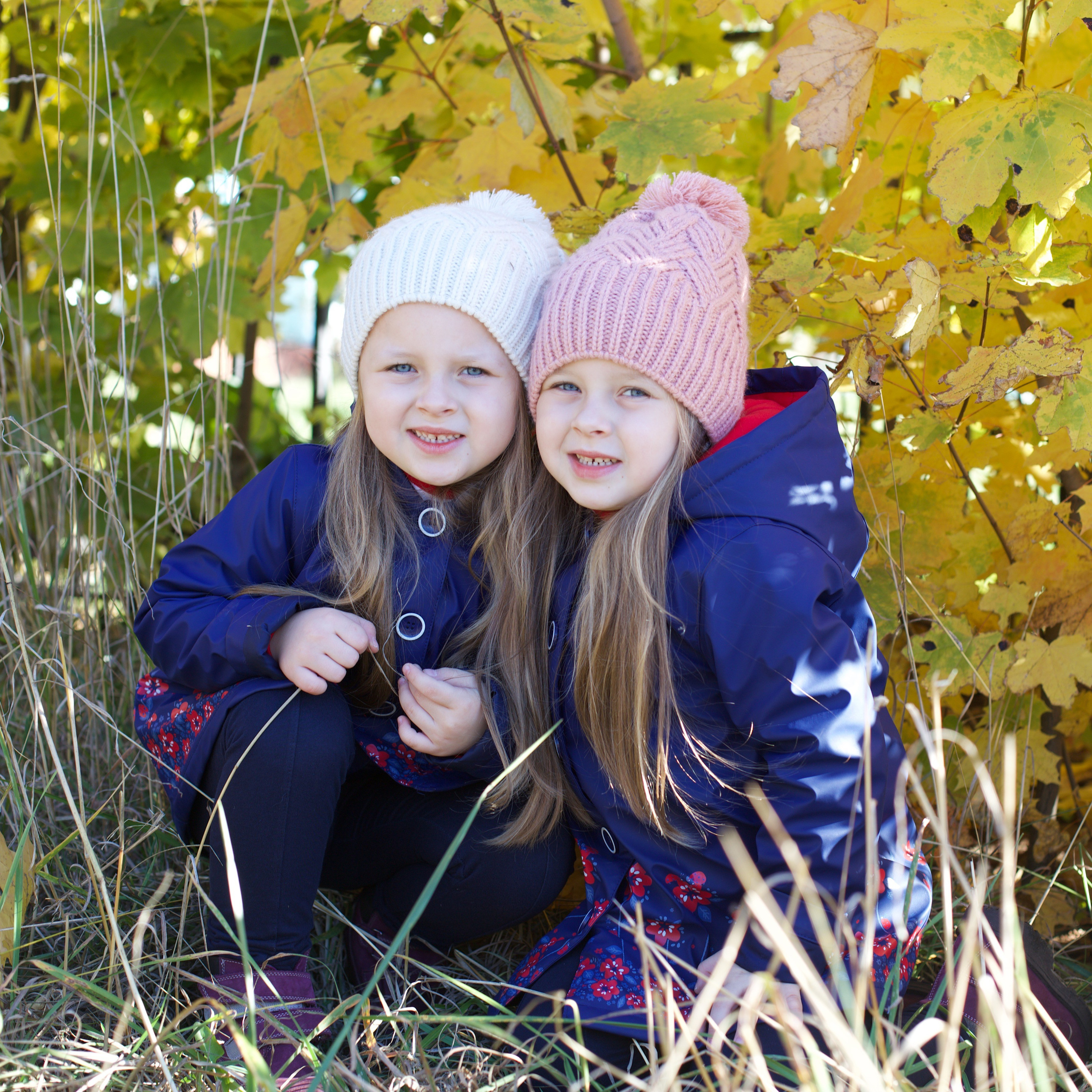 Фотосессия близняшек осенью. Школьные выпускные альбомы в Москве Марина Николаева