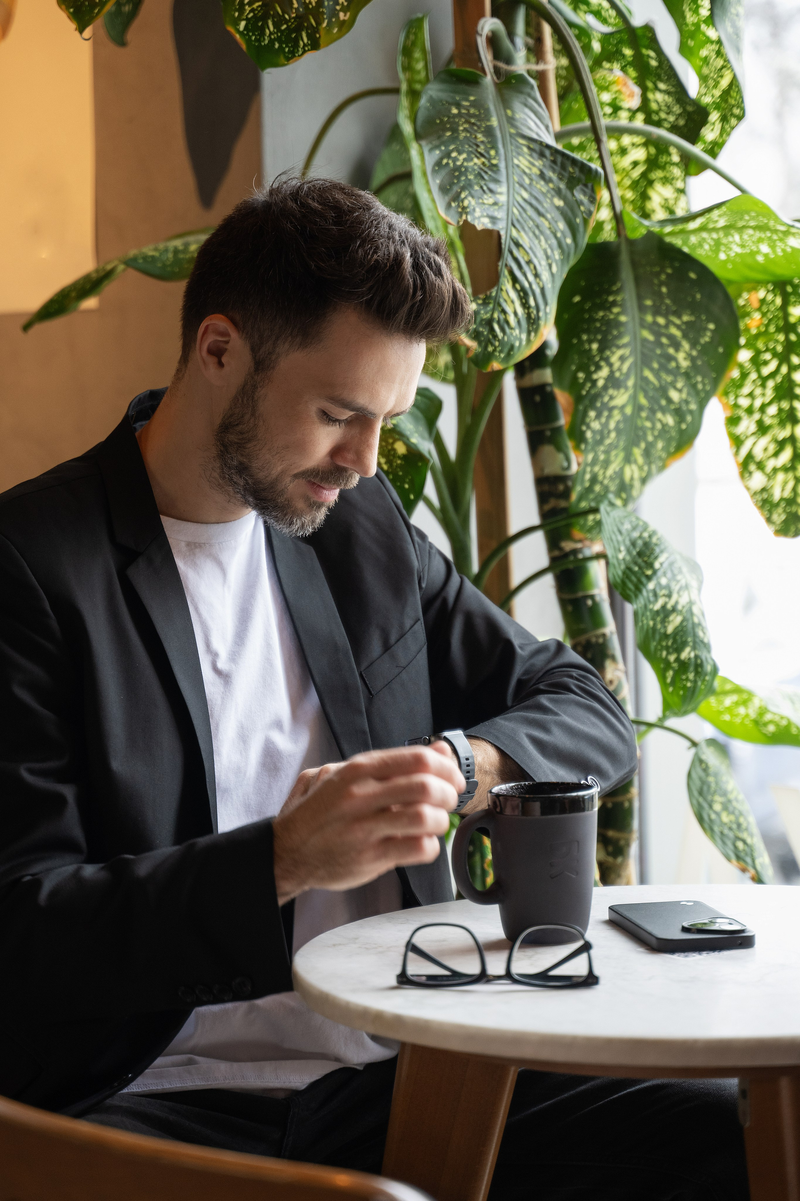 Красавчик в кафе. Главная