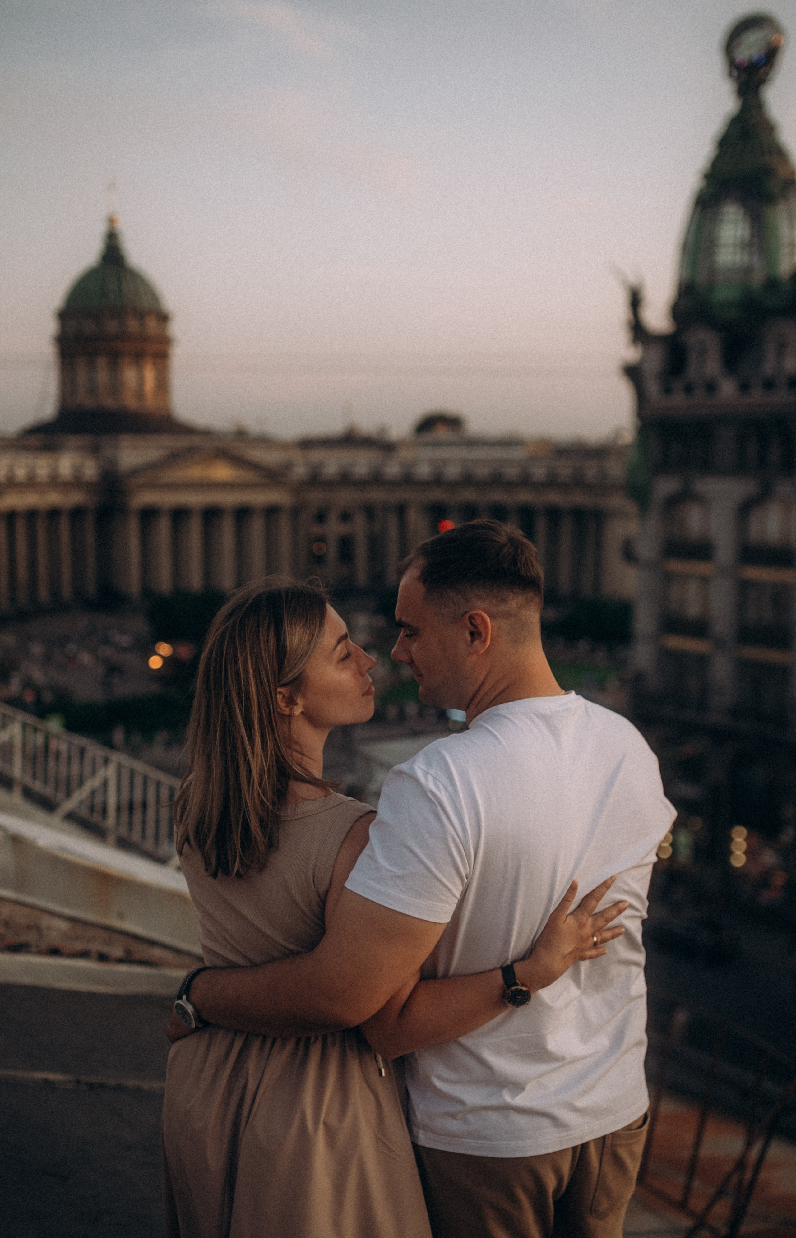 Мы сидим на питерской, теплой крыше. Фотограф в Санкт Петербурге Лара Великова