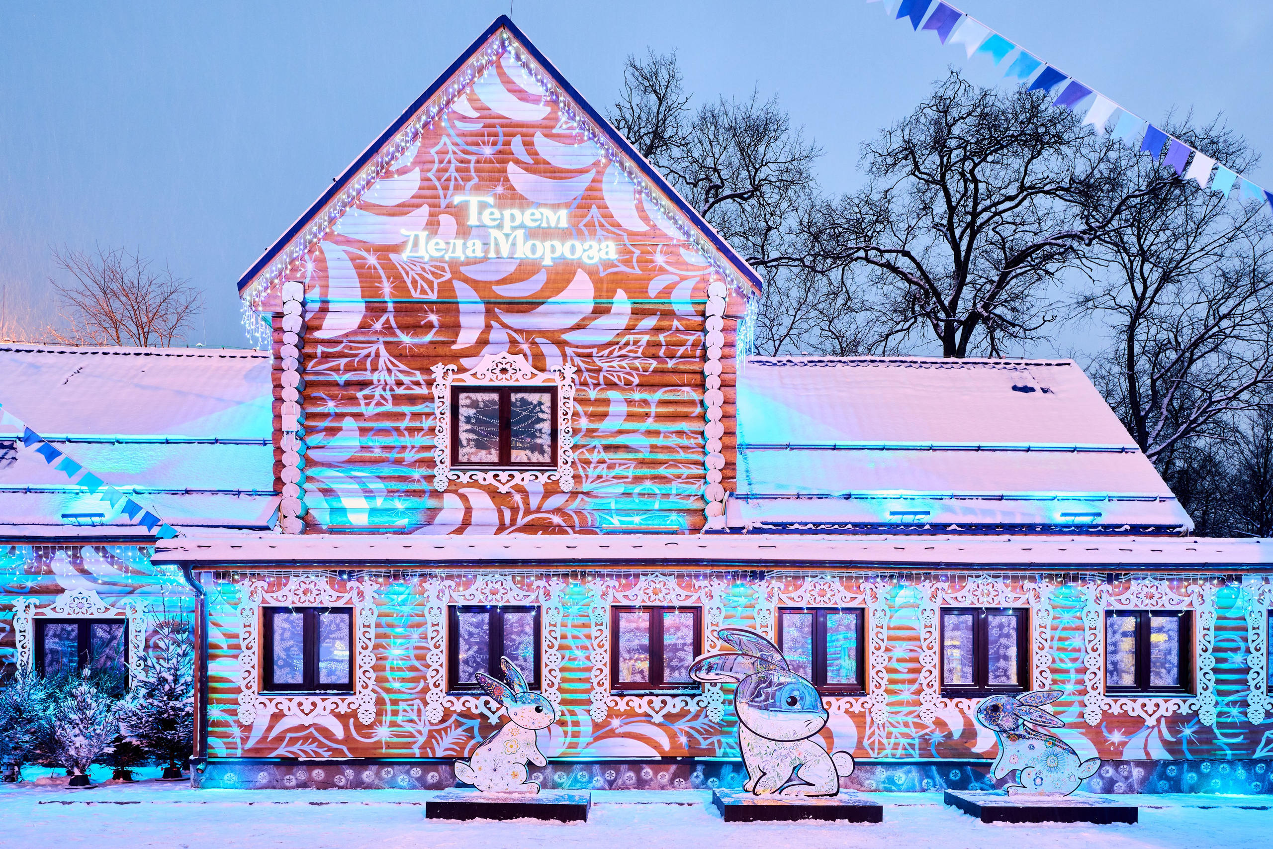 Терема Усадьбы Деда Мороза вечером. Никита Хохловский фото и видео продакшн