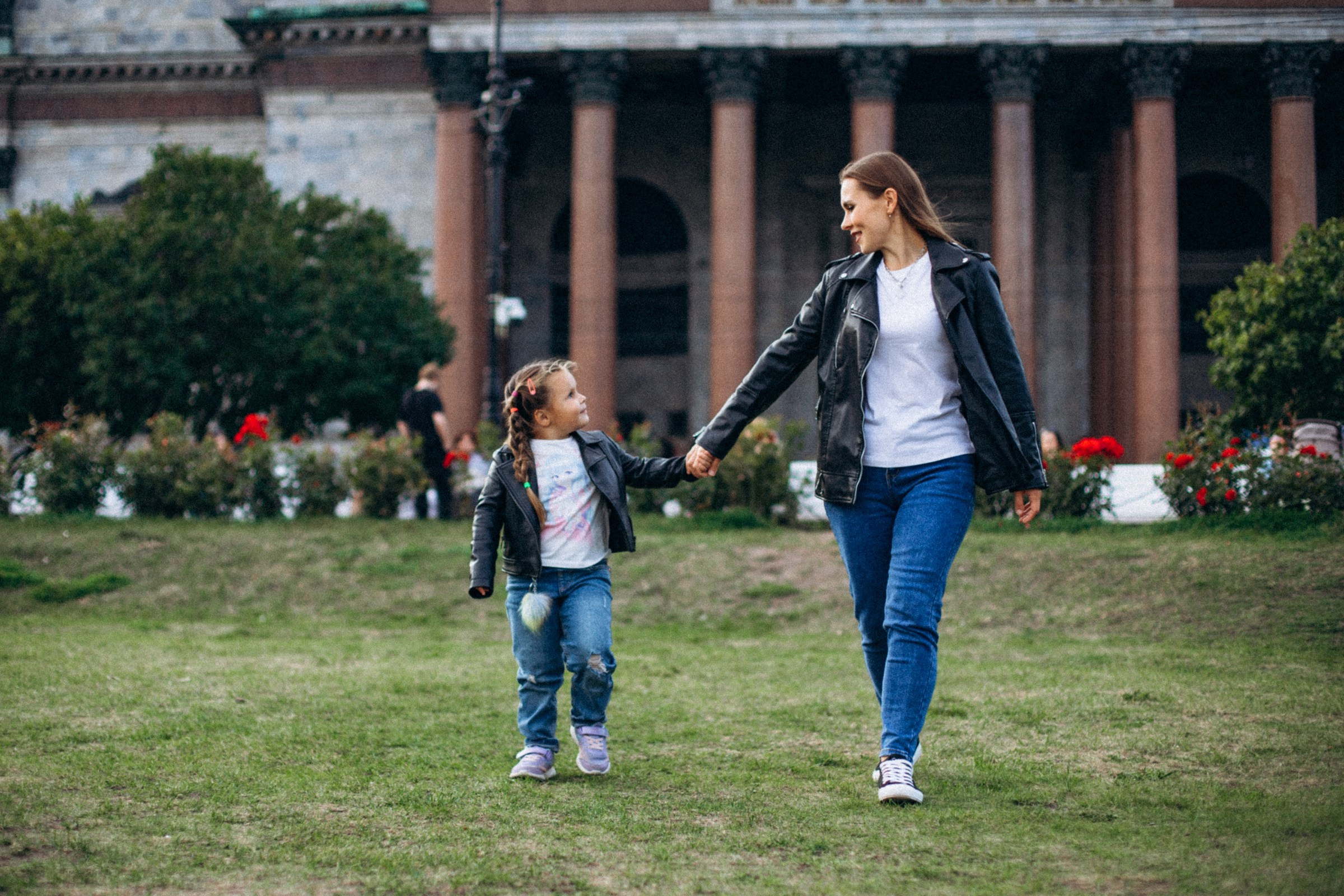 Мария с семьей в сентябре. Фотопрогулка в Петербурге. Индивидуальный и семейный фотограф в Санкт-Петербурге