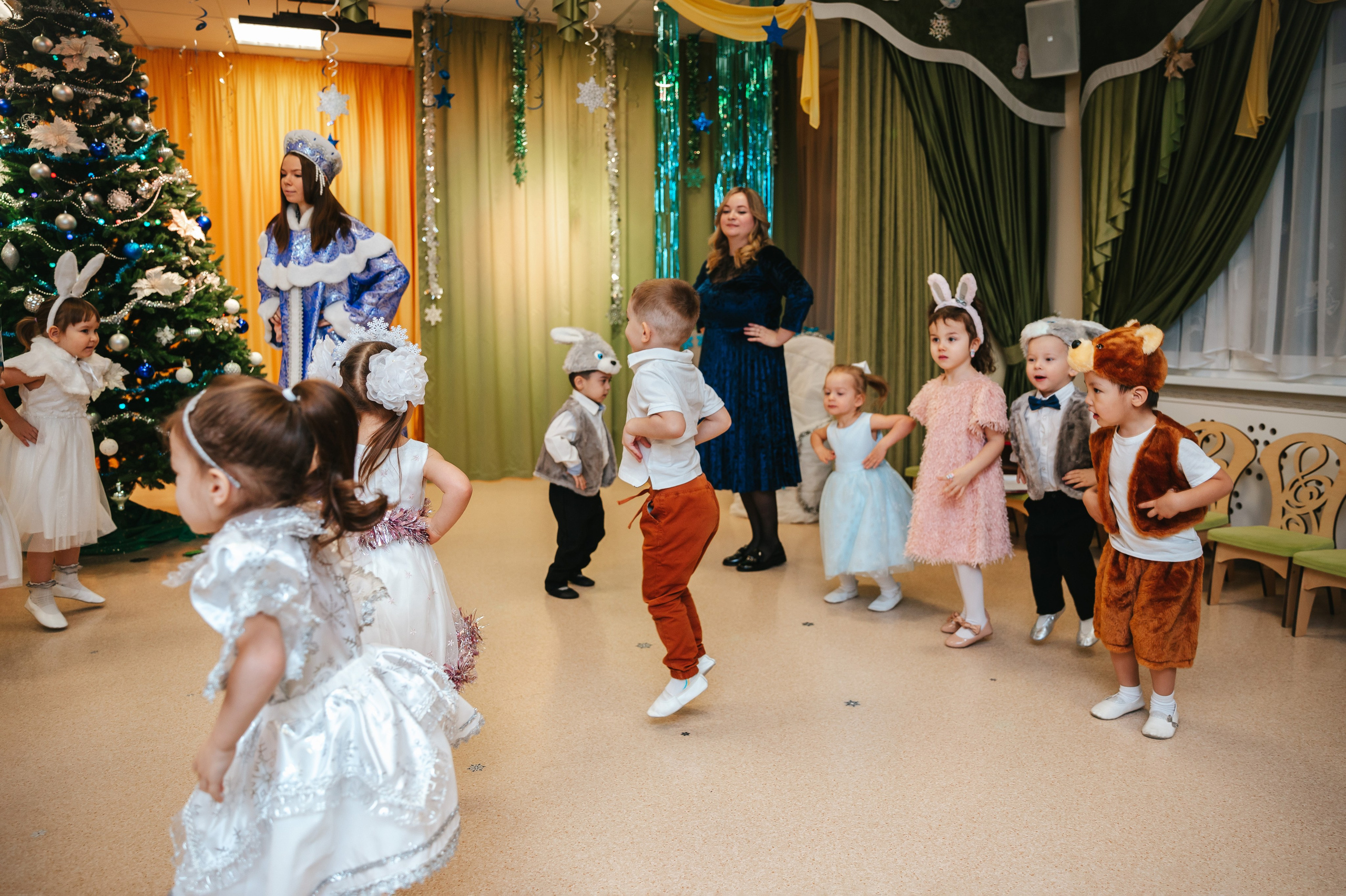 Новогодний утренник в младшей группе. Семейный lifestyle фотограф в Санкт-Петербурге Людмила Пахомова