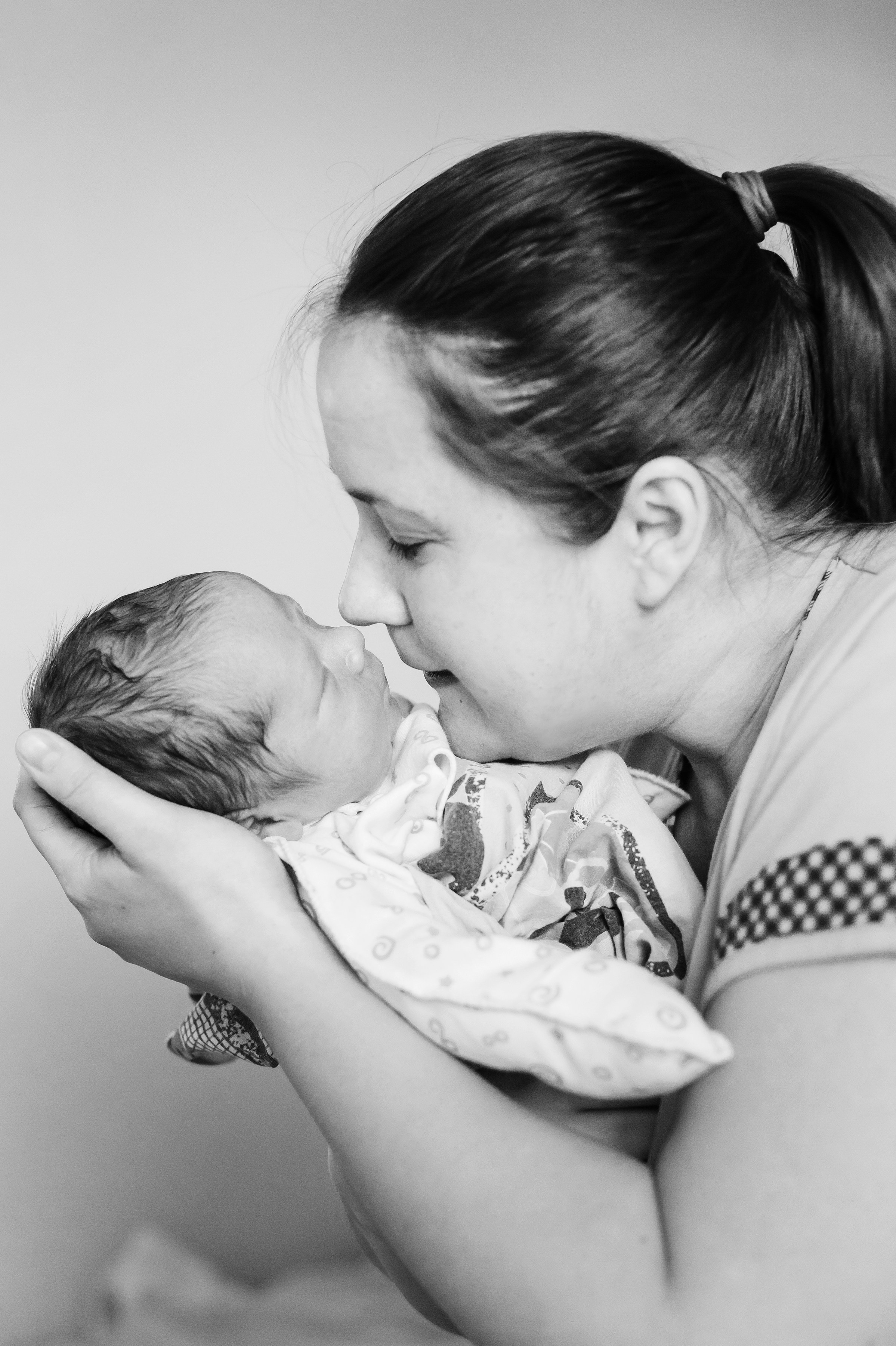 Выписка из роддома. Репортажный, семейный и детский фотограф в Пензе и Заречном Арина Ермилова. Картины барельеф на заказ